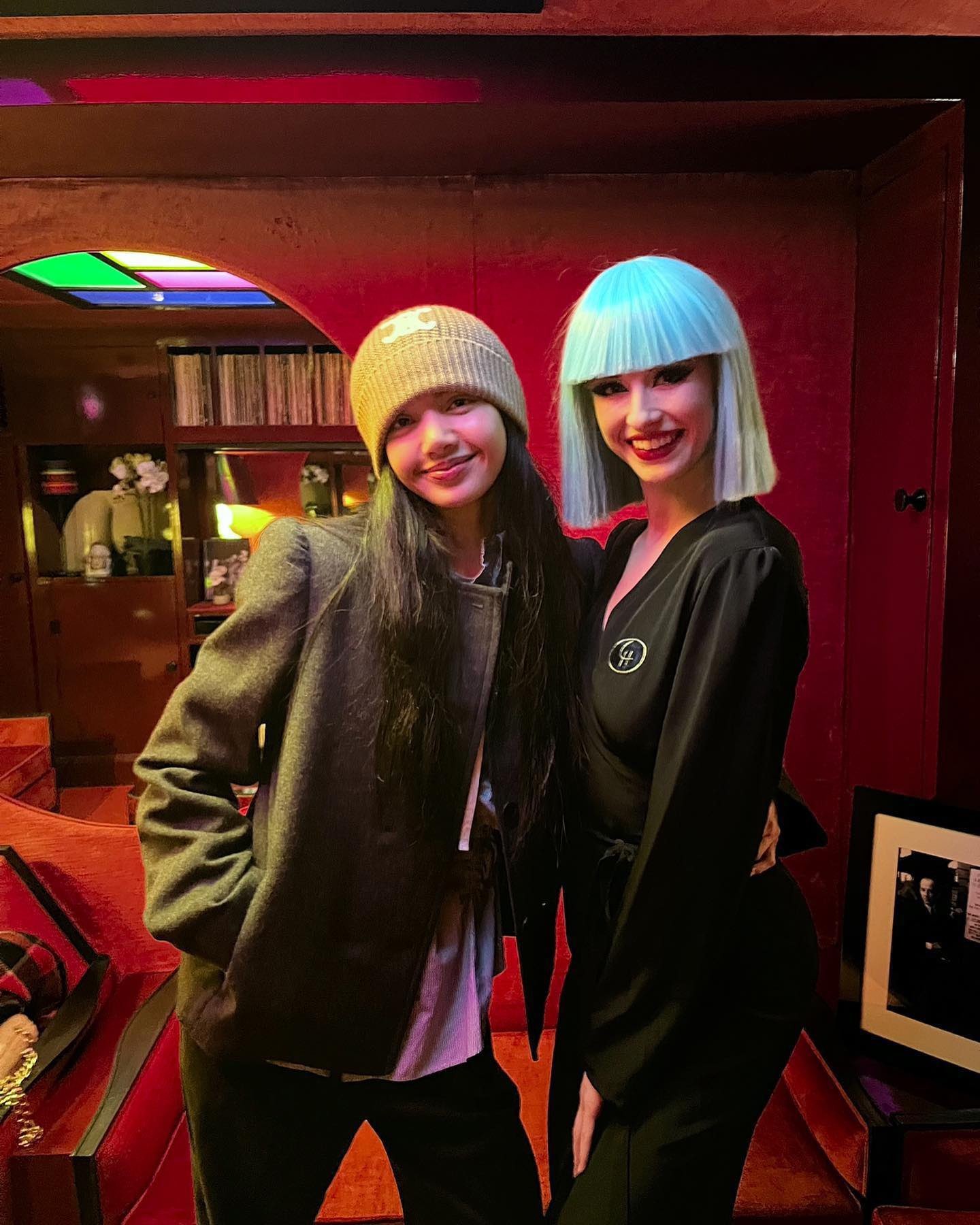 Lisa (BLACKPINK) gây chấn động tại club thoát y: Mặc nội y 'đốt mắt', táo bạo cởi đồ ném xuống khán giả - Ảnh 1 Lisa (BLACKPINK) gây chấn động tại club thoát y: Mặc nội y 'đốt mắt', táo bạo cởi đồ ném xuống khán giả - Ảnh 1