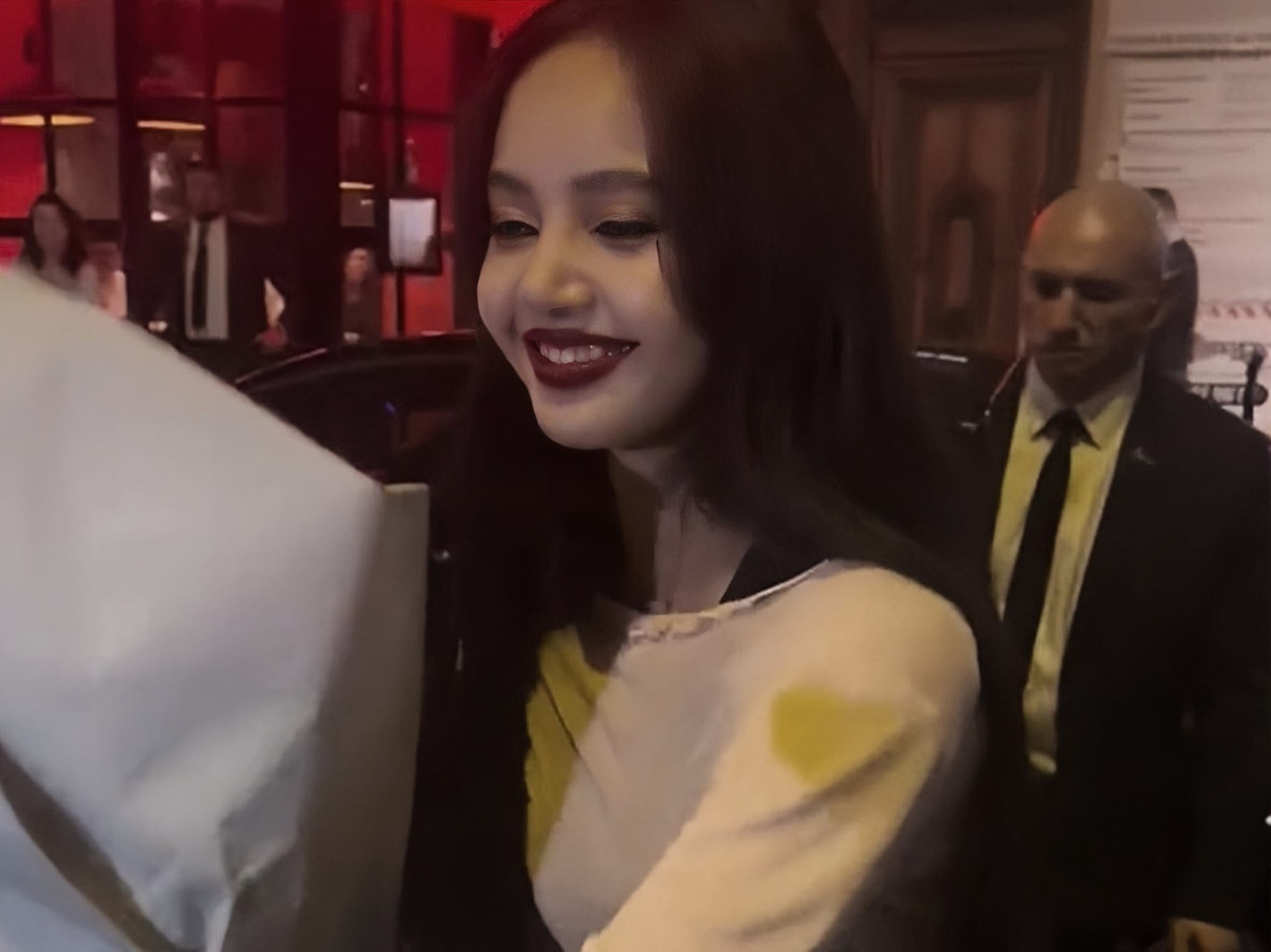 Lisa vui vẻ ra về sau buổi trình diễn thành công Lisa vui vẻ ra về sau buổi trình diễn thành công
