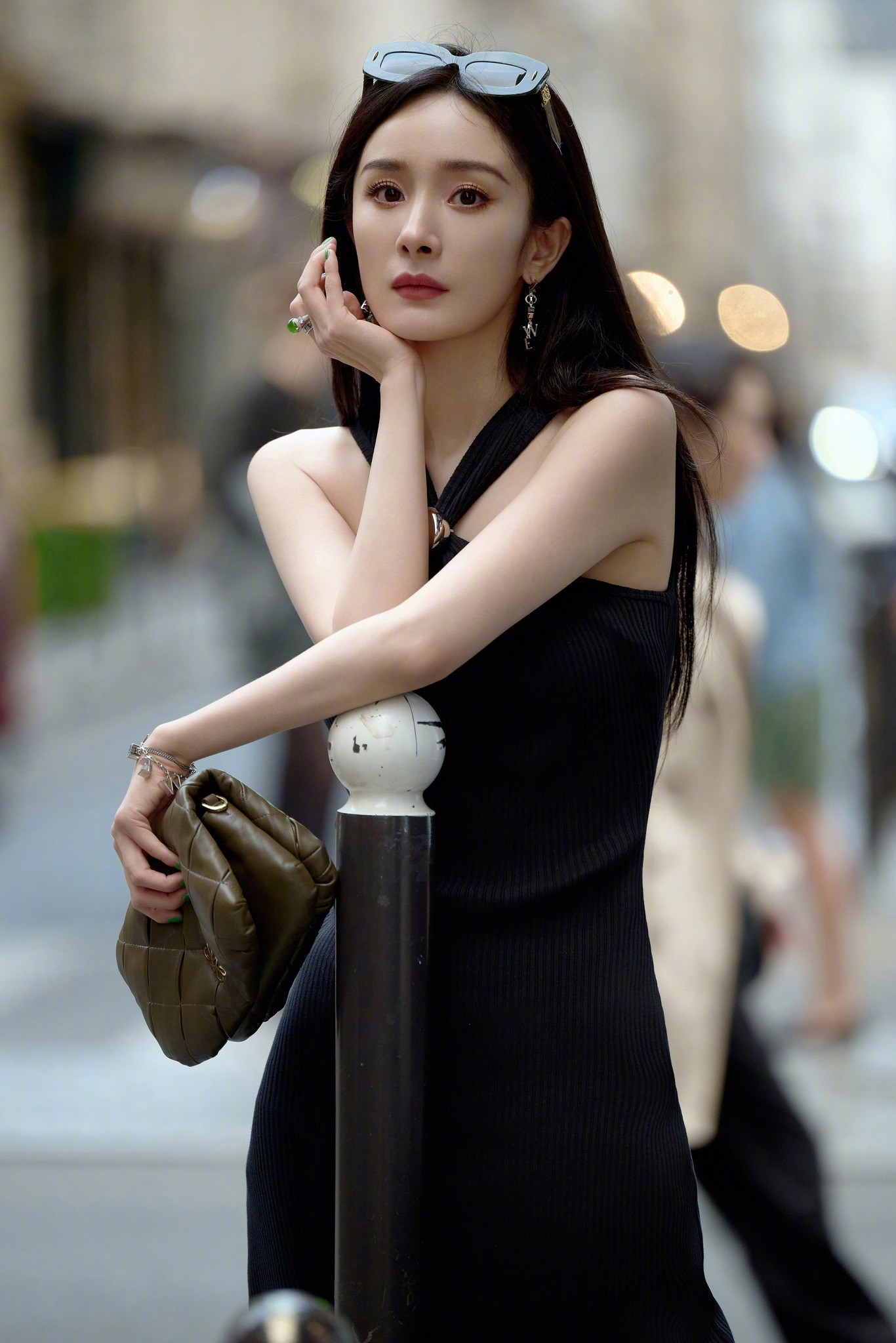 Dương Mịch diện outfit đến từ BST xuân hạ 2024 chưa ra mắt của thương hiệu Loewe tại tuần lễ thời trang Paris. Nữ diễn viên vừa được công bố là đại sứ toàn cầu của hãng.