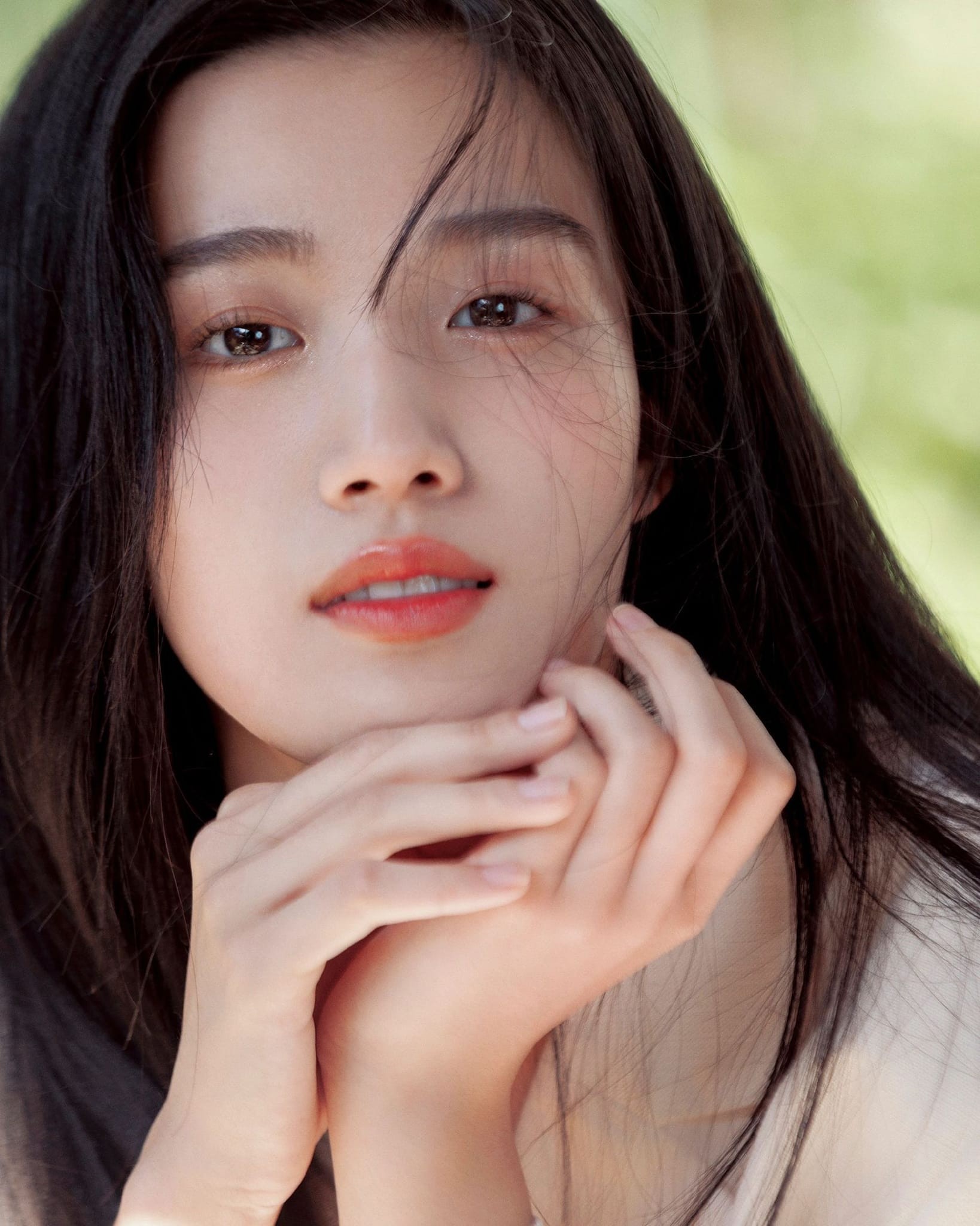 Lư Dục Hiểu lên tiếng về nhận xét nhan sắc nhạt nhoà, thiếu điểm nhấn. Nữ diễn viên cho biết cô thấy hoàn toàn bình thường, trong quá khứ cô không giỏi quán lý hình ảnh và không có điểm quá nổi bật để khiến người khác ghi nhớ. Tuy nhiên cố thích nghe người khác thắc mắc 'tại sao trong phim này khác thế', 'Để được khen diễn tốt thì cần nhiều thời gian cố gắng. Thế nhưng người ta không xem phim mà vẫn nhận ra tạo hình của tôi khác nhau, tôi thấy đây cũng là một điểm mạnh... Mặc dù thích các bạn nữ có ngũ quan sắc sảo nhưng giờ tôi cũng chấp nhận vẻ ngoài của bản thân rồi' - Lư Dục Hiểu chia sẻ.