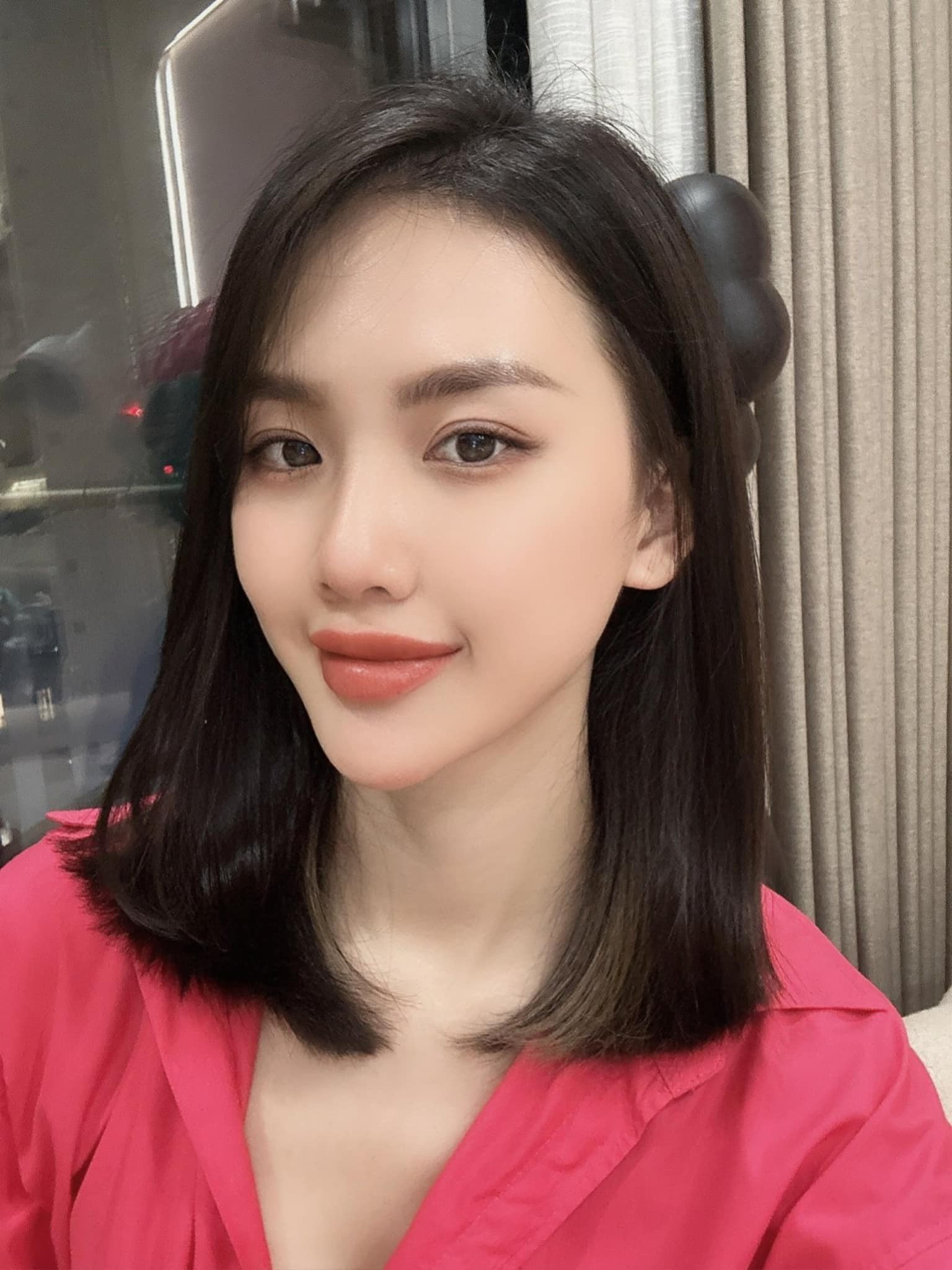 Trong những hình ảnh đời thường, Bùi Quỳnh Hoa để kiểu tóc xoã đơn giản, trang điểm nhẹ nhàng nhưng vẫn toát lên sự xinh đẹp