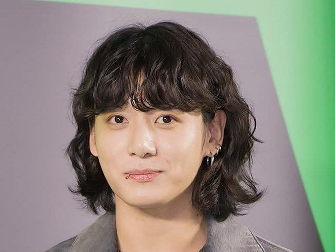 Kiểu tóc Jungkook để cho tới hồi đầu năm nay. 