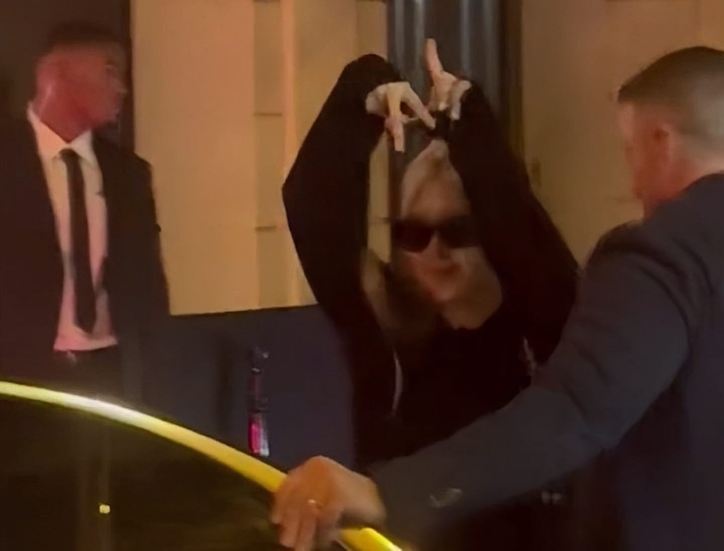 Cả hai thể hiện sự ủng hộ hết mình trước sự táo bạo của em út