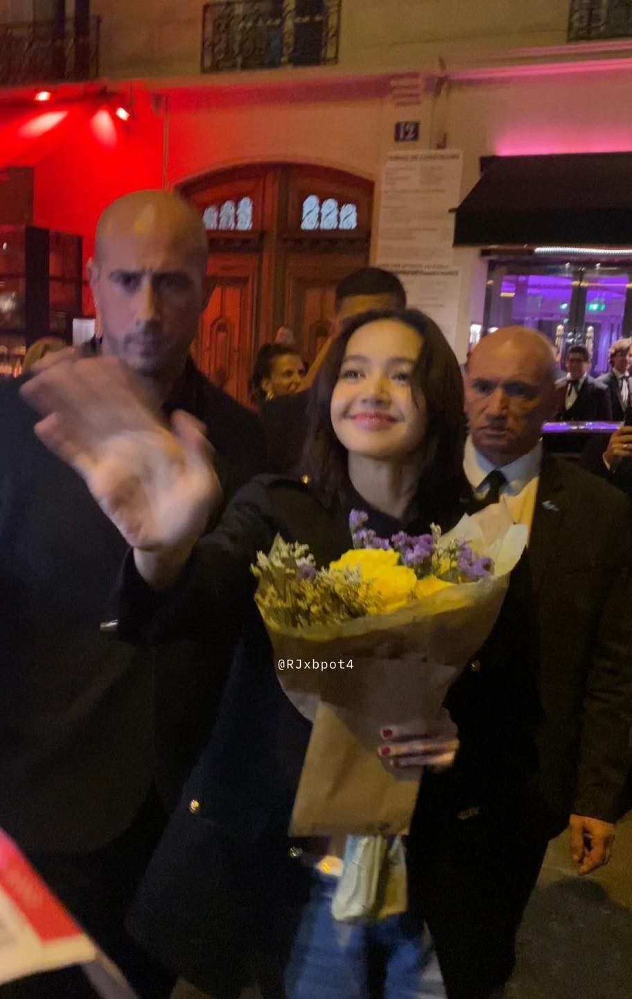 Nghi vấn mẹ Lisa khóa trang cá nhân vì bị ném đá sau khi ủng hộ con gái trình diễn tại Crazy Horse