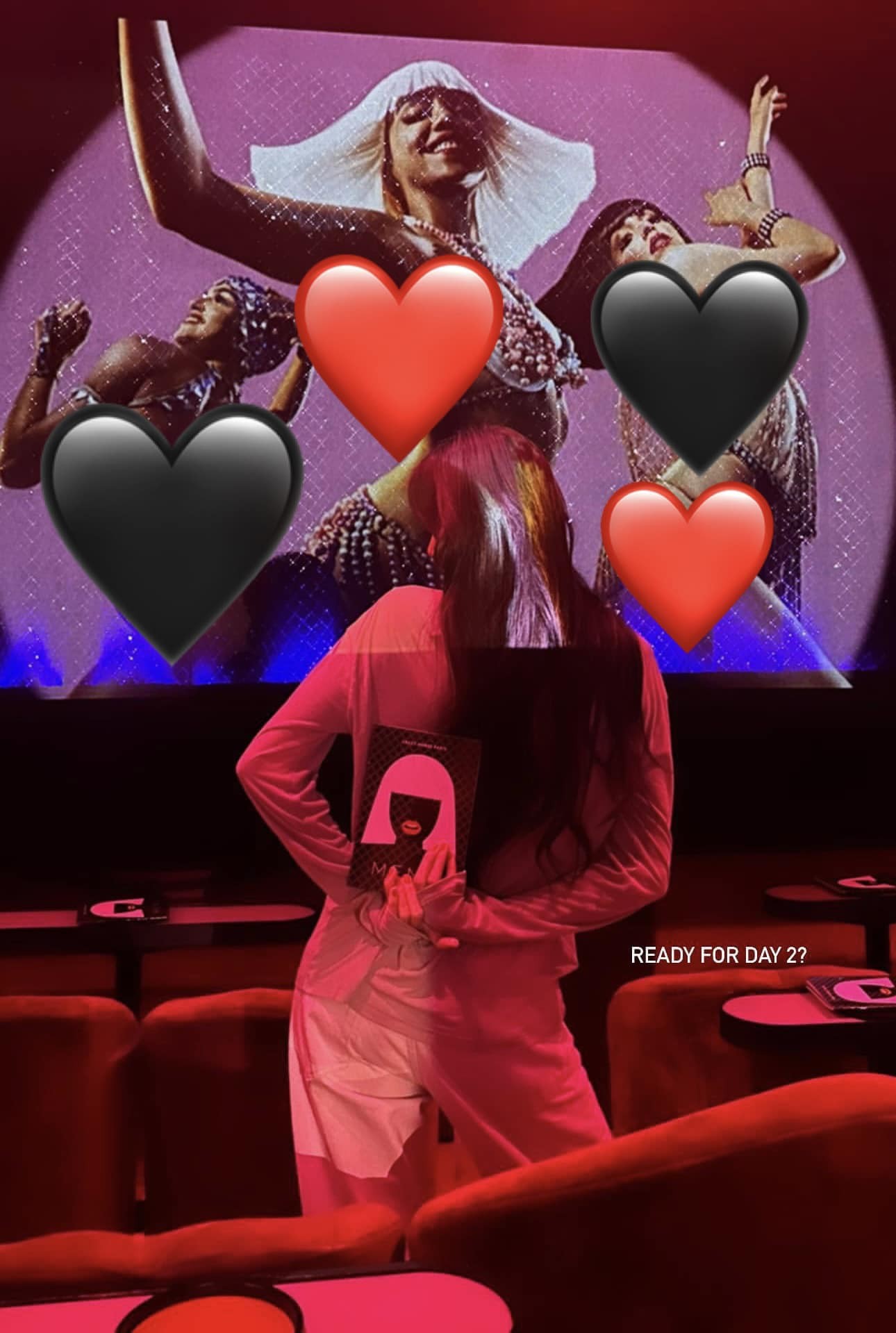 Lisa vừa có 3 điêm diễn tại Crazy Horse - hộp đêm lâu đời của Pháp nổi tiếng với những màn trình diễn của các vũ công khỏa thân