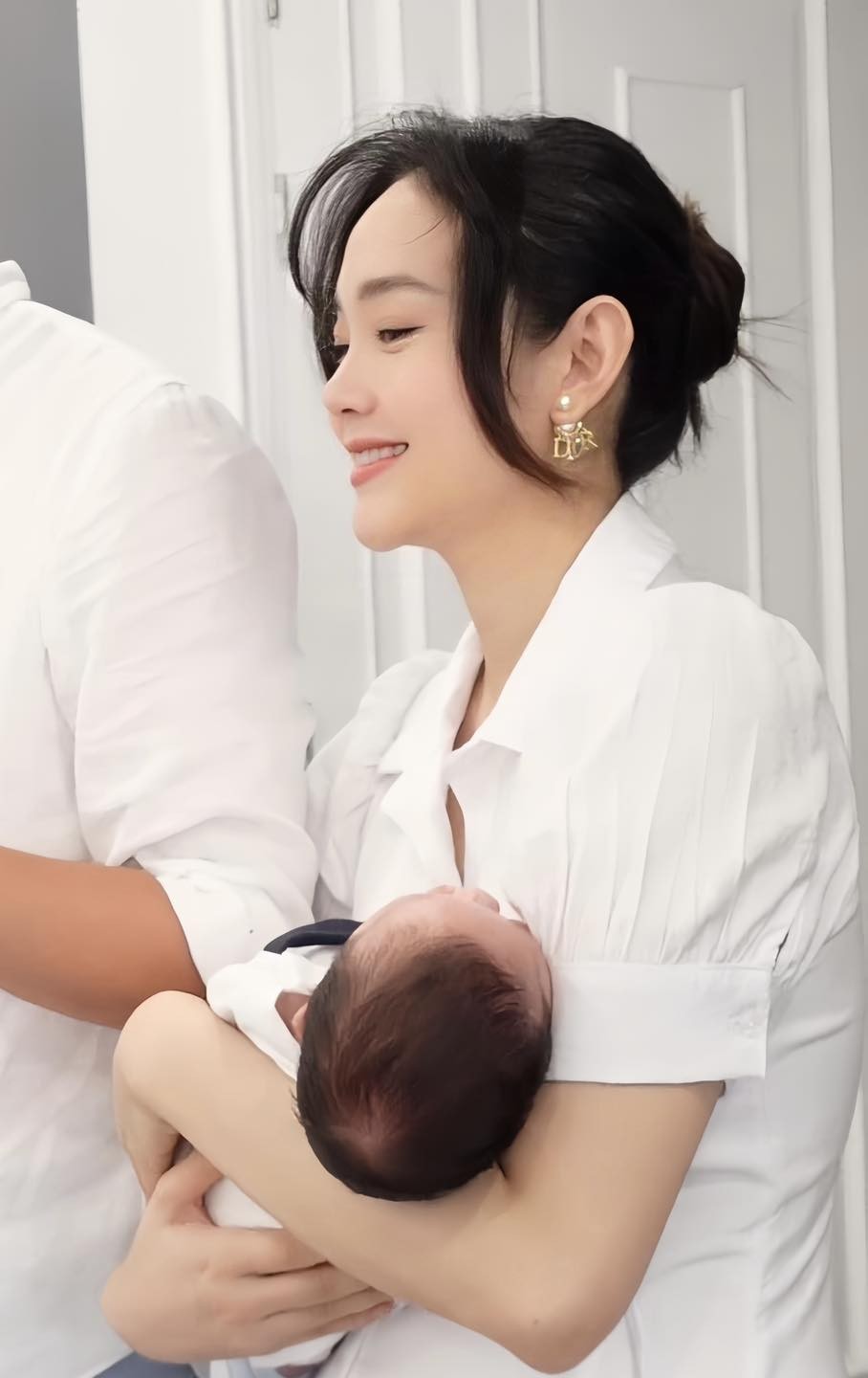 Minh Hằng trong tiệc đầy tháng của con trai cưng