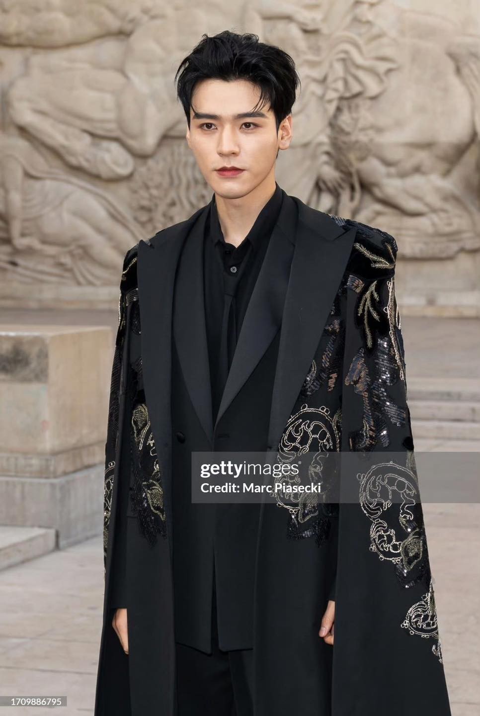 Cung Tuấn nhận được cơn mưa lời khen trong loạt ảnh của 'hung thần' Getty Images tại Tuần lễ thời trang Paris. Nam diễn viên là nghệ sĩ Trung Quốc duy nhất được Elie Saab mời tới tham dự show diễn thời trang lần này, đồng thời được diện trang phục Haute Couture chưa từng xuất hiện đến từ BST thu đông 2023 của Elie Saab.