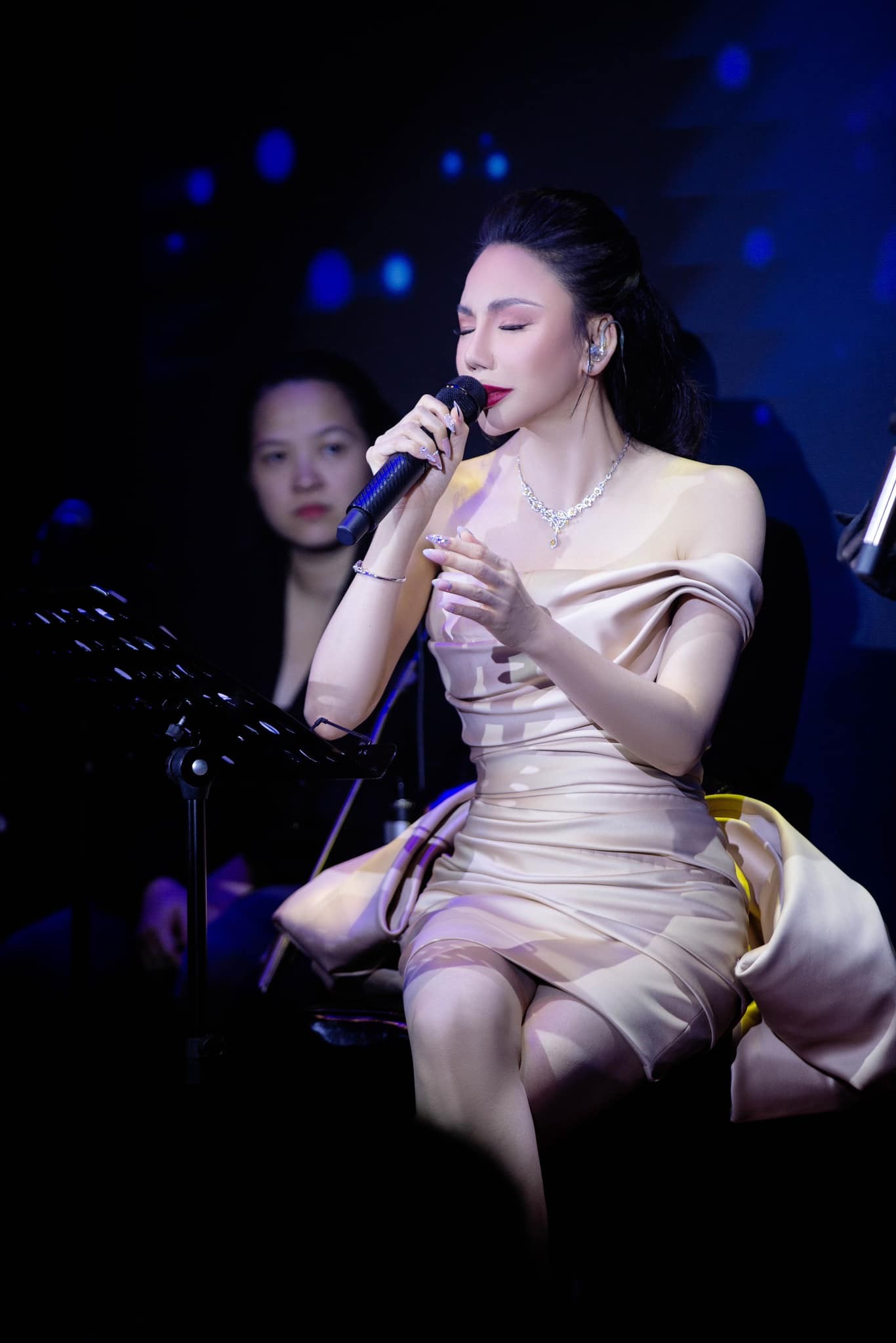 Hồ Quỳnh Hương tiếp tục xuất hiện với diện mạo khác lạ không ai nhận ra - Ảnh 1