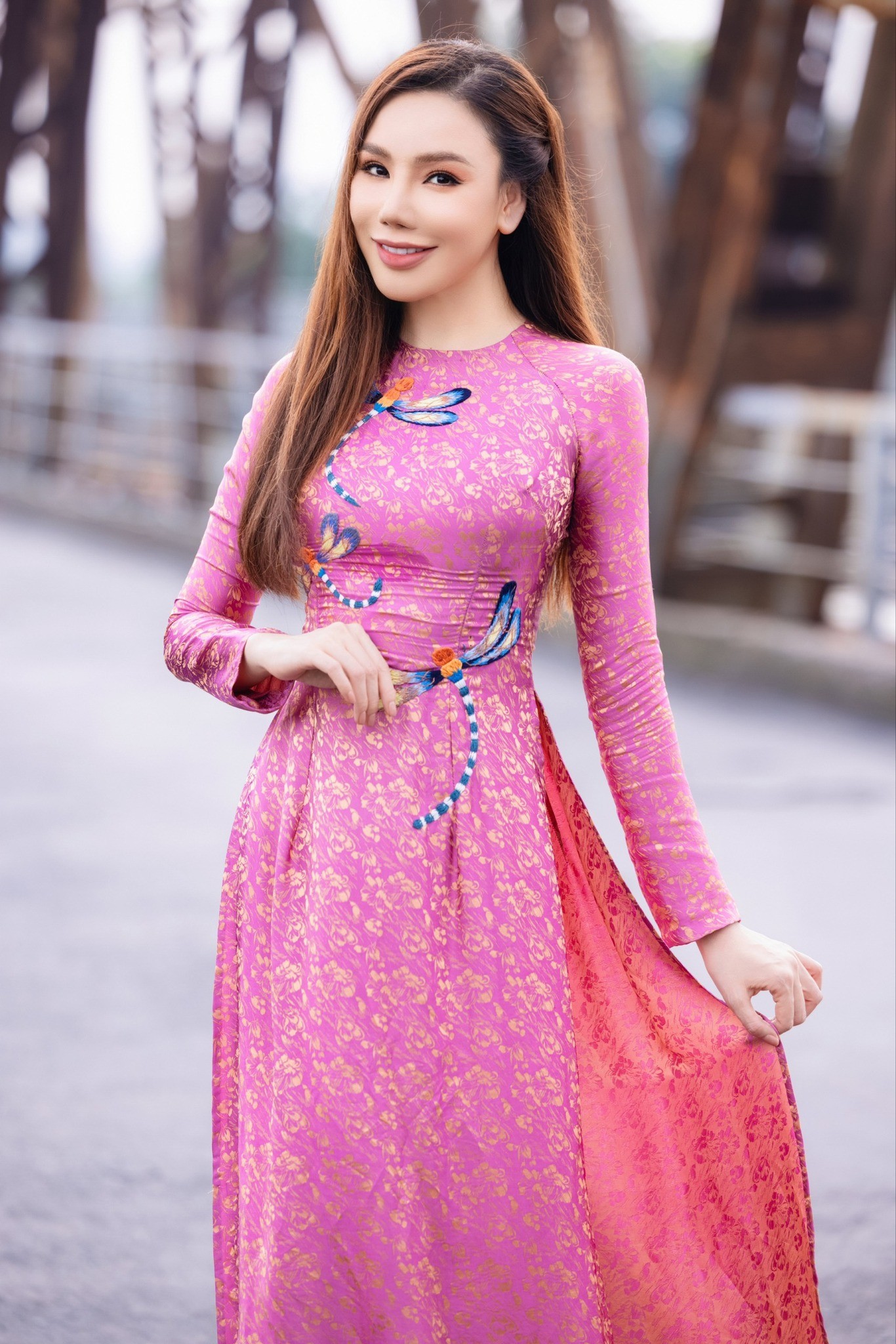 Mỗi lần xuất hiện là một lần Hồ Quỳnh Hương khiến công chúng hoang mang vì không thể nhận ra