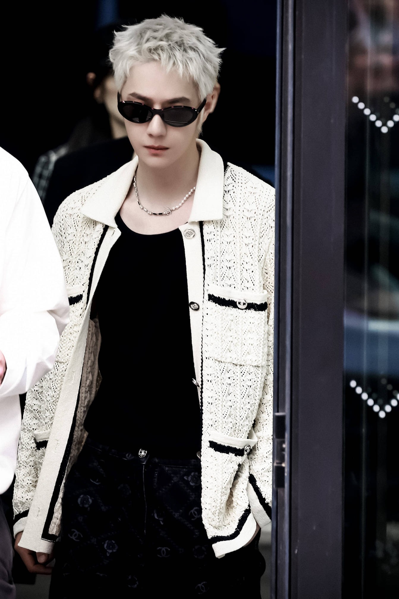 Vương Nhất Bác sáng bừng cool ngầu với mái tóc màu bạc với kính đen đi xem show diễn của Channel tại Paris hôm nay.