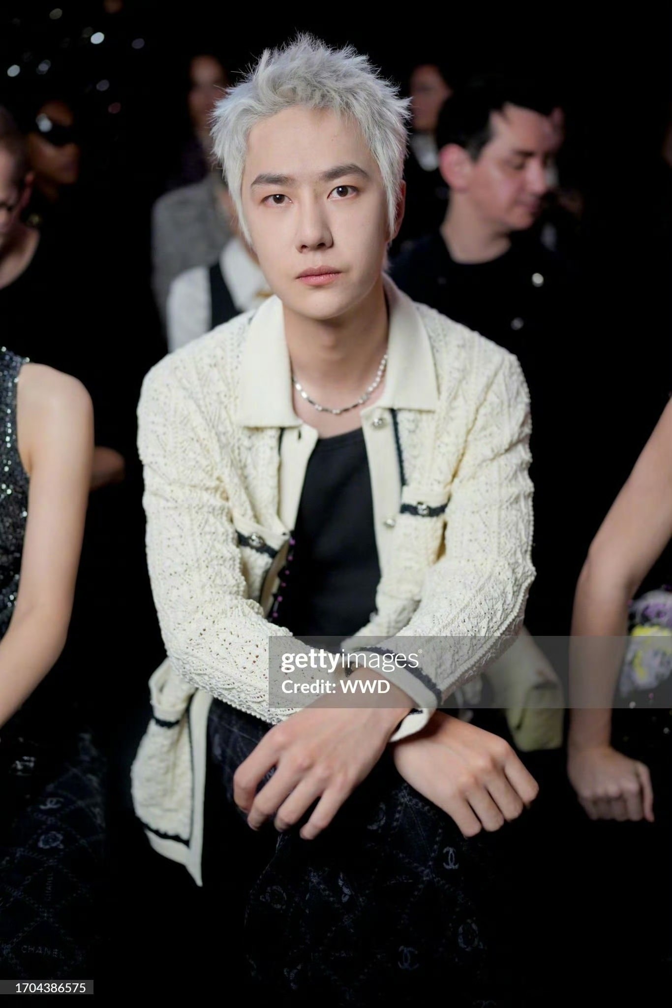 Hình ảnh Vương Nhất Bác do 'hung thần' Getty Images chụp tại show Channel ở Paris gây tranh cãi vì không long lanh như studio đăng tải