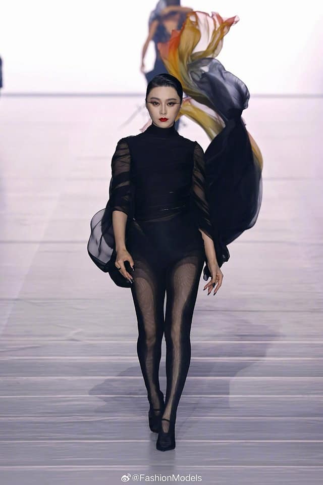 Phạm Băng Băng đầy thần thái trên sàn catwalk trong show xuân hè của thương hiệu Mugler 2024