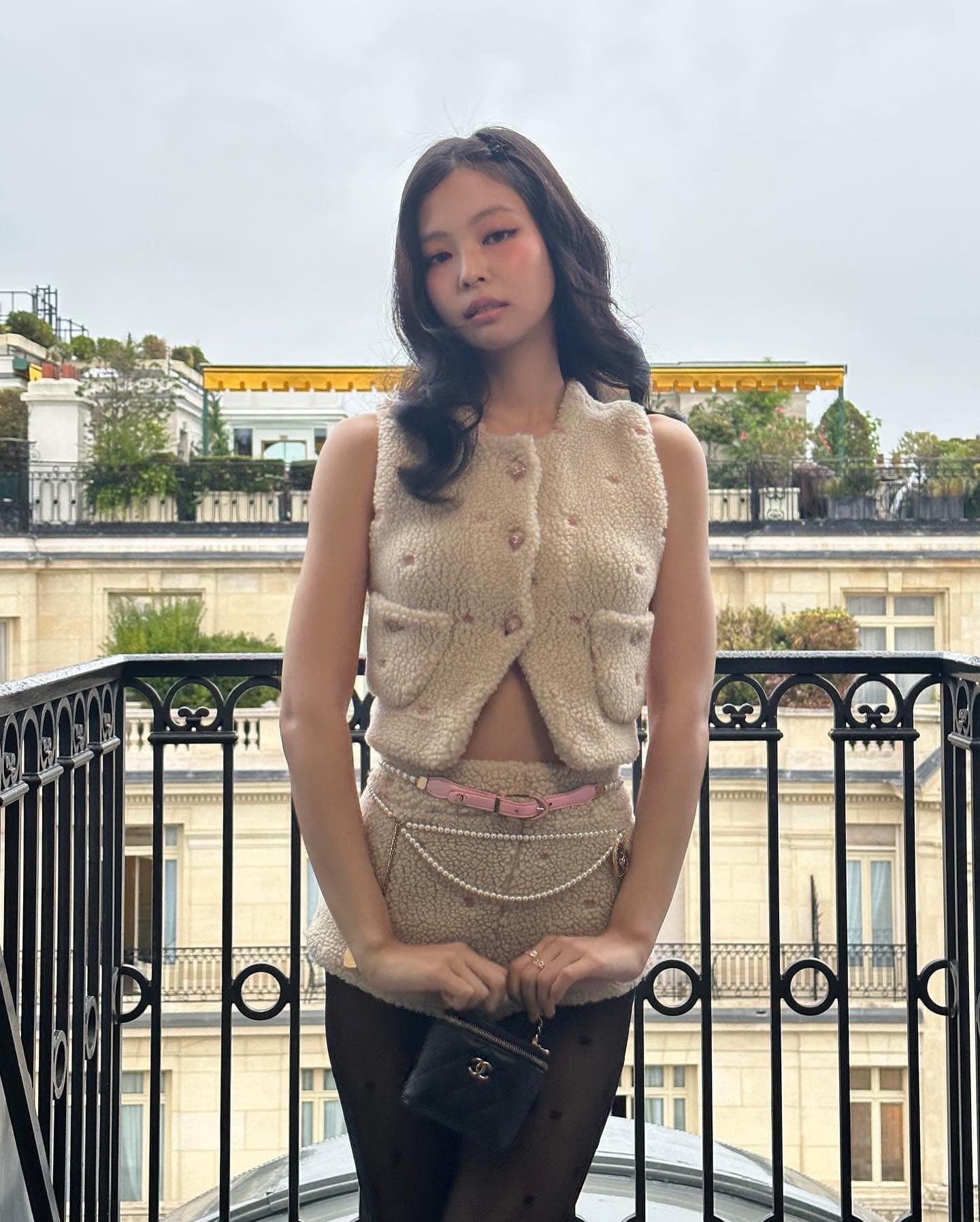 Jennie diện trang phục ngắn cũn tại Paris Fashion Week, đụng mặt Vương Nhất Bác khiến MXH bùng nổ - Ảnh 1 Jennie diện trang phục ngắn cũn tại Paris Fashion Week, đụng mặt Vương Nhất Bác khiến MXH bùng nổ - Ảnh 1