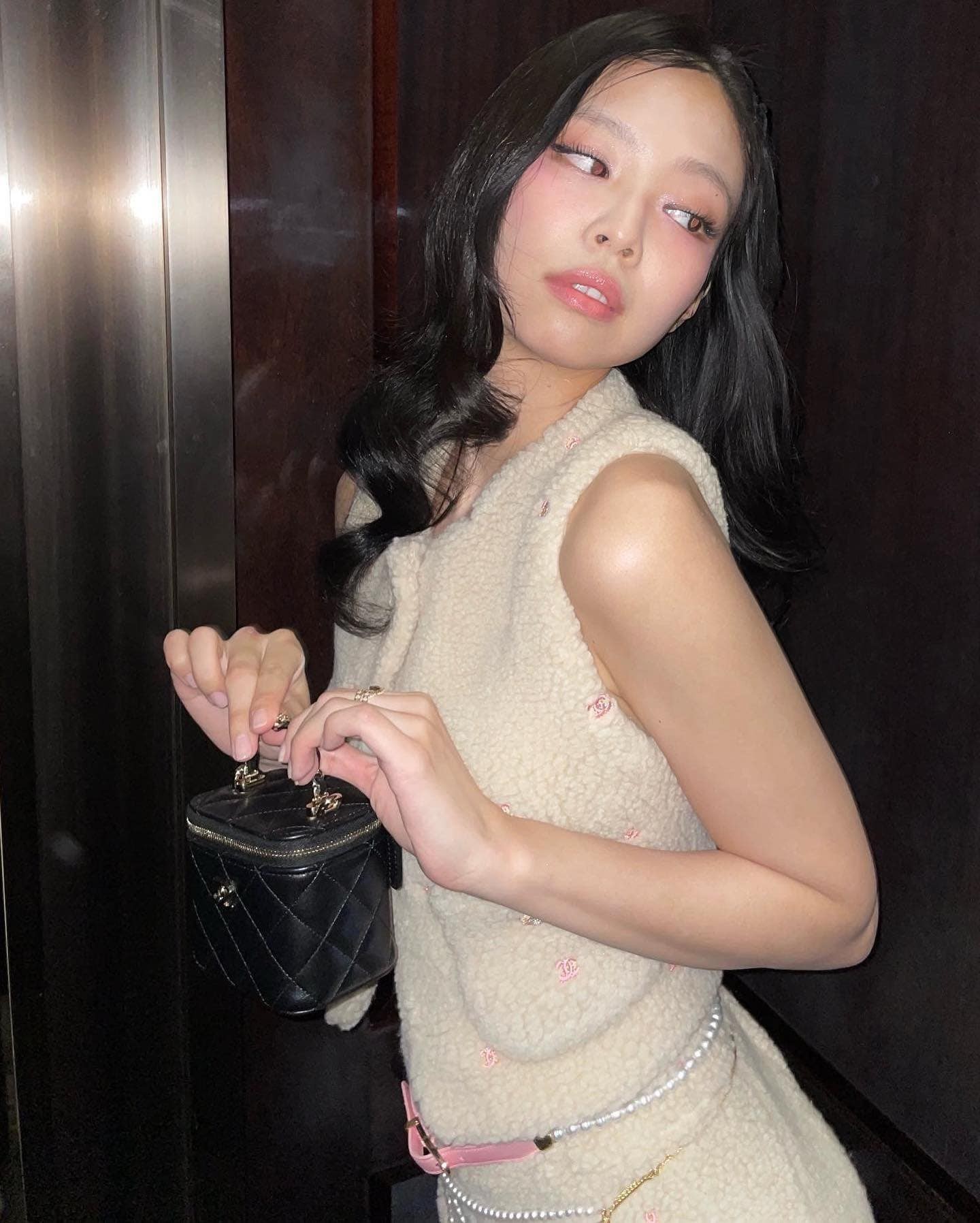 Jennie diện trang phục ngắn cũn tại Paris Fashion Week, đụng mặt Vương Nhất Bác khiến MXH bùng nổ - Ảnh 3 Jennie diện trang phục ngắn cũn tại Paris Fashion Week, đụng mặt Vương Nhất Bác khiến MXH bùng nổ - Ảnh 3