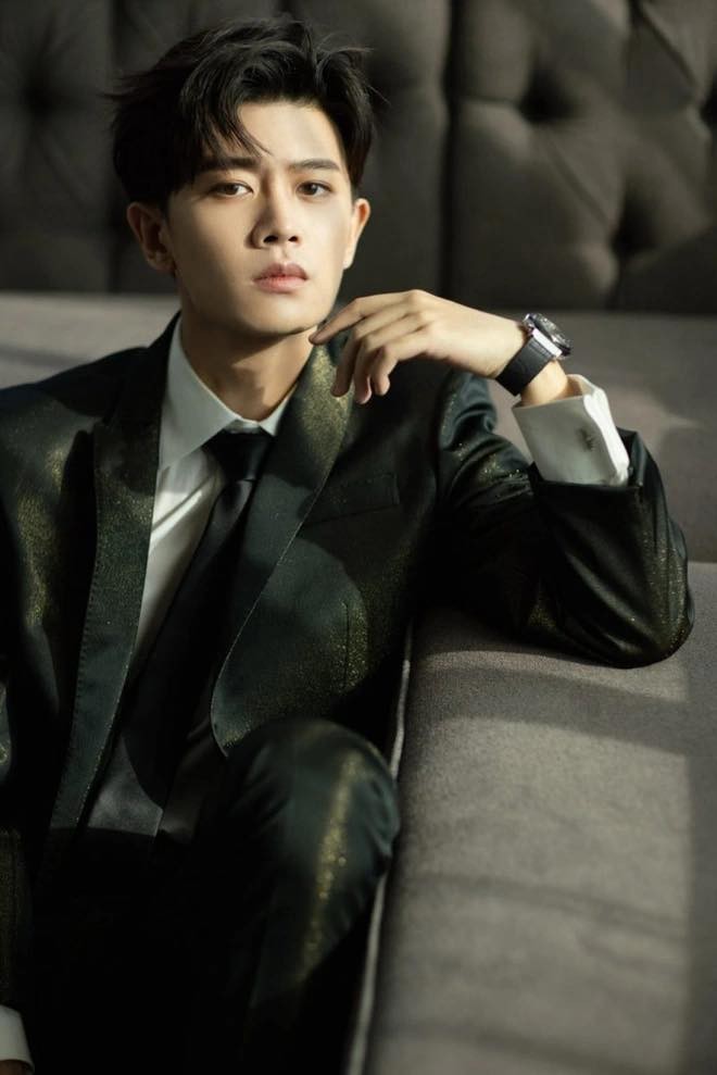 Rộ tin đồn Nhậm Gia Luân ngoại tình. Một tài khoản Weibo bất ngờ đăng bài tag Nhậm Gia Luân và studio cho biết nam diễn viên ngoại tình với môt cô gái trong thời gian vợ mang thai ở Thanh Đảo, Hoành Điếm, Hàng Châu... với giá khách sạn 138 tệ. Hiện tại thực hư câu chuyện trên vẫn chưa được xác nhận, nhưng tài khoản tố cáo 'mạnh miệng' thách phía Luận Gia Luân kiện mình nếu bịa đặt Rộ tin đồn Nhậm Gia Luân ngoại tình. Một tài khoản Weibo bất ngờ đăng bài tag Nhậm Gia Luân và studio cho biết nam diễn viên ngoại tình với môt cô gái trong thời gian vợ mang thai ở Thanh Đảo, Hoành Điếm, Hàng Châu... với giá khách sạn 138 tệ. Hiện tại thực hư câu chuyện trên vẫn chưa được xác nhận, nhưng tài khoản tố cáo 'mạnh miệng' thách phía Luận Gia Luân kiện mình nếu bịa đặt