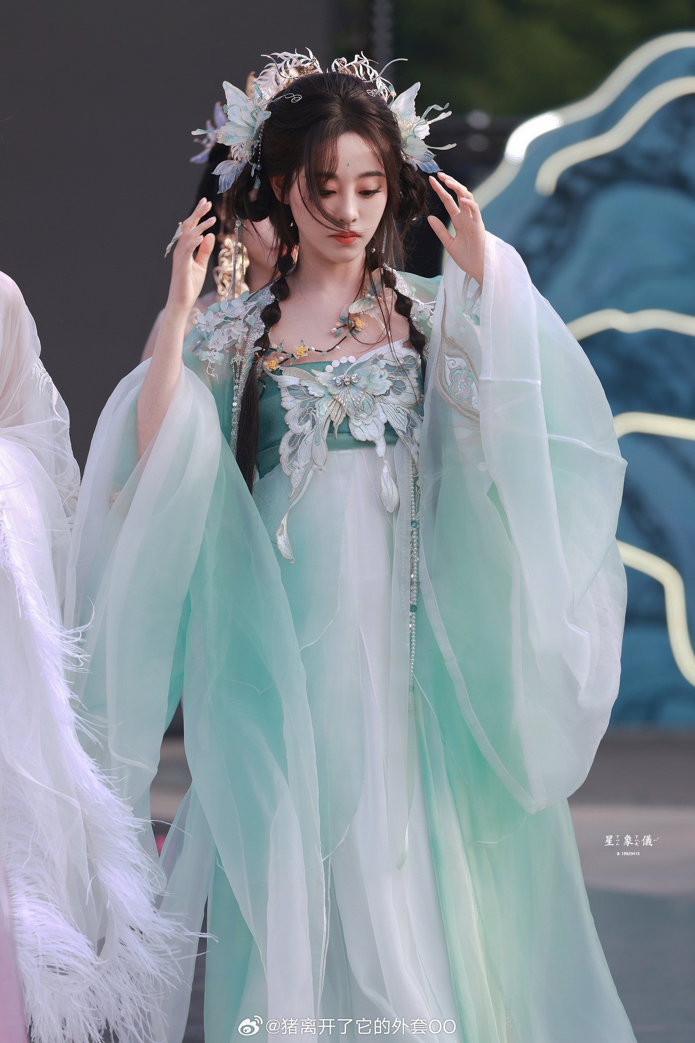 Chúc Tự Đan đầy tiên khí tại Quốc Phong Đại Điển năm nay với bộ đồ cổ trang màu xanh ngọc gắn họa tiết hồ điệp.