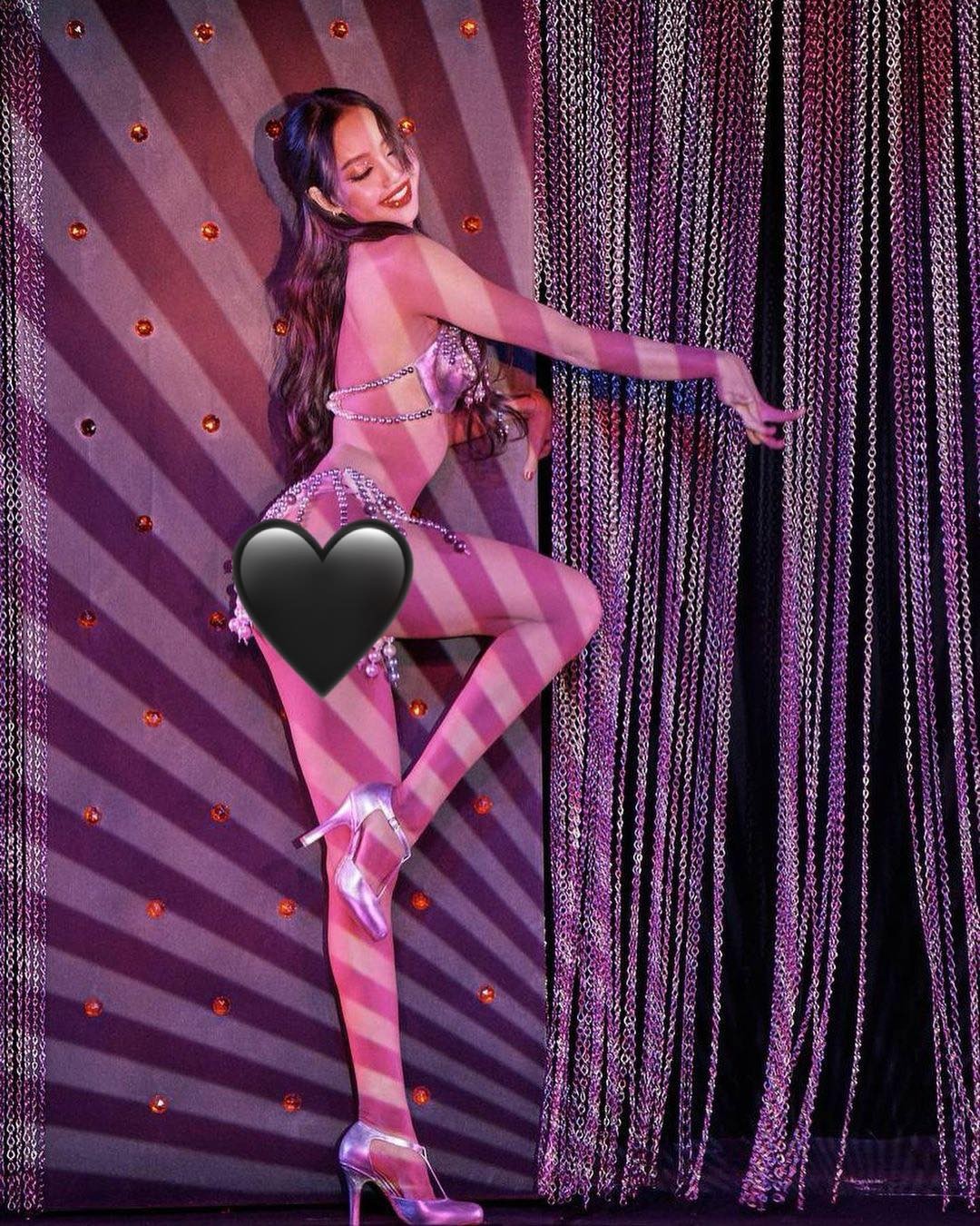 Lisa đăng loạt ảnh 'bỏng mắt' tại Crazy Horse trên trang cá nhân