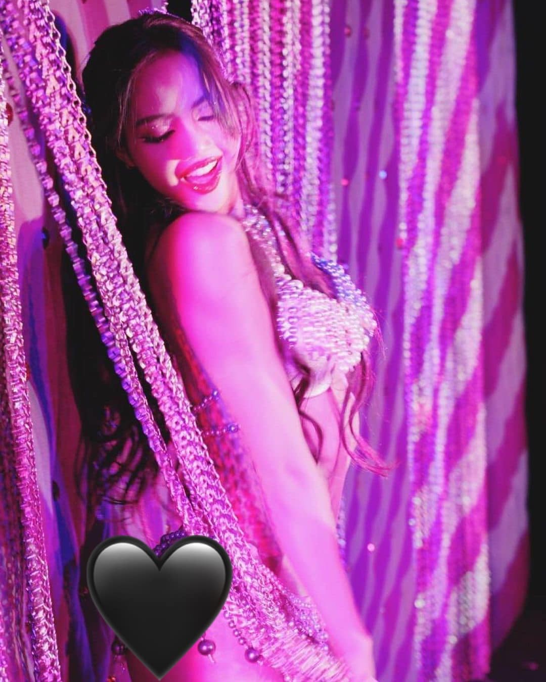 Bất chấp dư luận, Lisa (BLACKPINK) tự tung ảnh mặc nội y 'bỏng mắt' khoe body siêu thực tại club thoát y - Ảnh 1