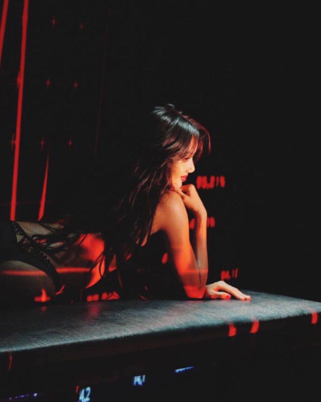 Bất chấp dư luận, Lisa (BLACKPINK) tự tung ảnh mặc nội y 'bỏng mắt' khoe body siêu thực tại club thoát y - Ảnh 2