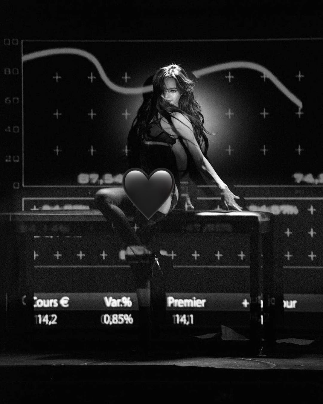 Bất chấp dư luận, Lisa (BLACKPINK) tự tung ảnh mặc nội y 'bỏng mắt' khoe body siêu thực tại club thoát y - Ảnh 3