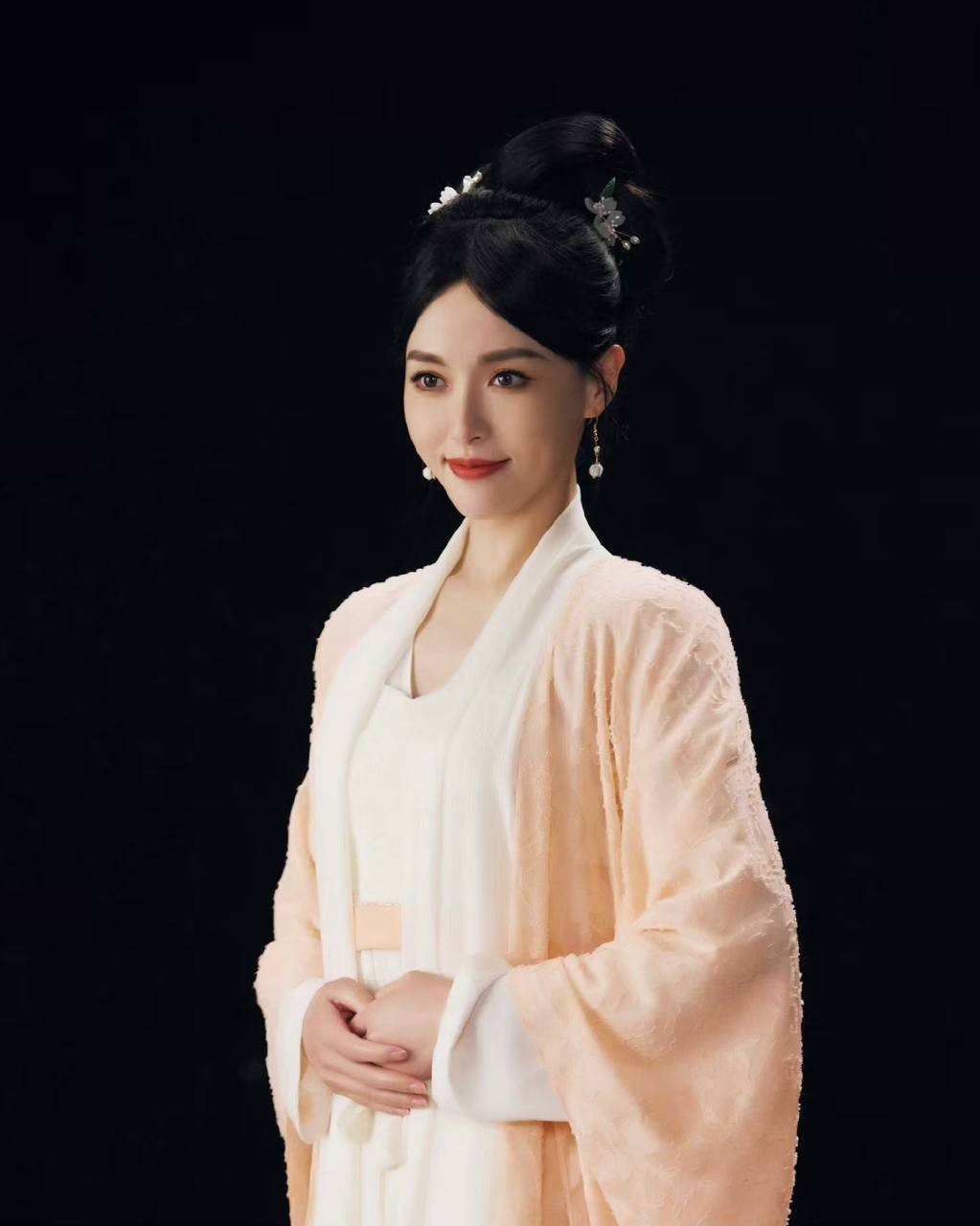 Đường Yên vô tình bị thương mắt cá chân trong khi quay phim 'Niệm Vô Song', đã được đưa đến bệnh viện kiểm tra và không có vấn đề gì nghiêm trọng.