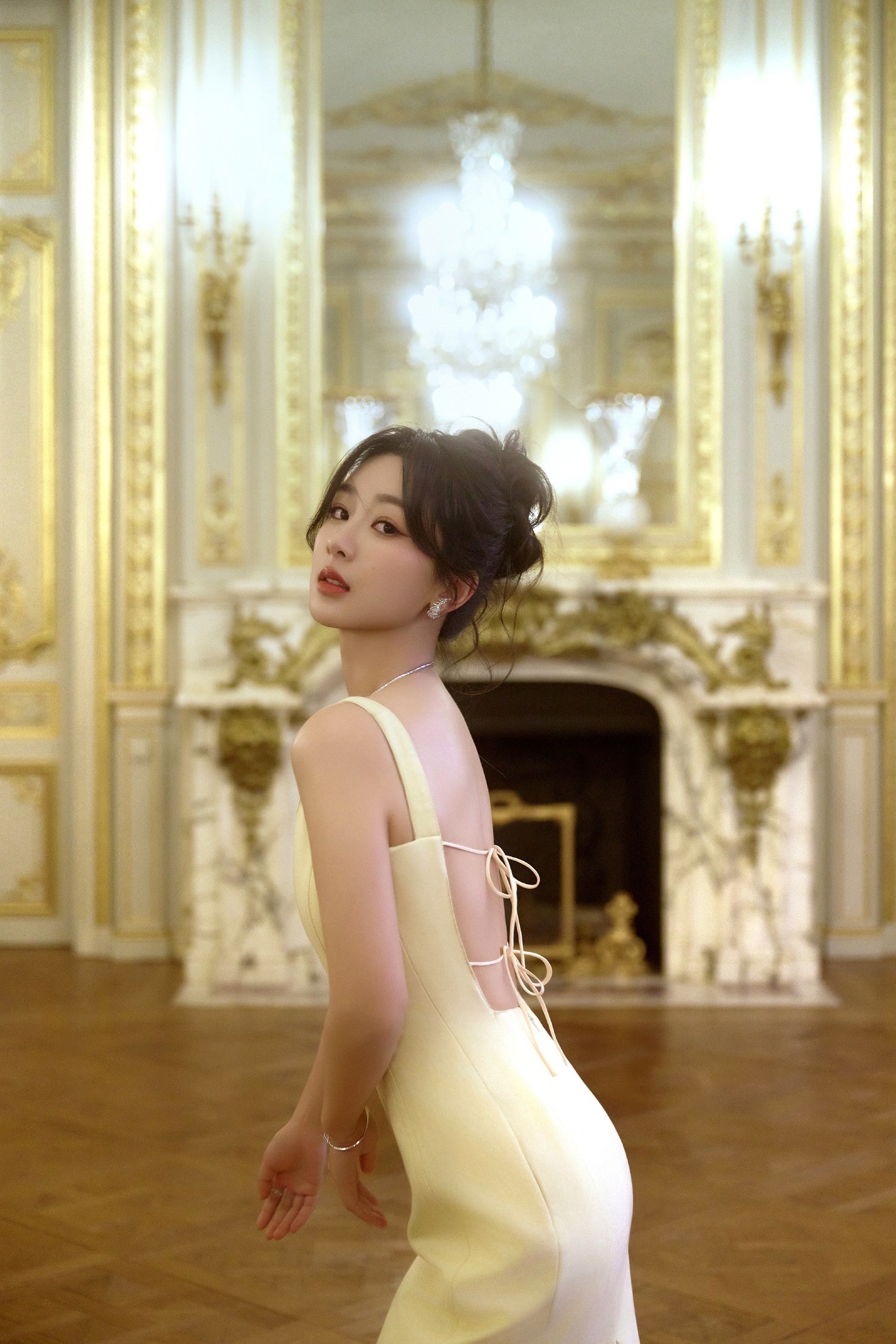 Dương Tử  trong chiếc váy Haute Couture thu đông 2022 của hãng Maison Rabih Kayrouz và trang sức dòng Boucheron Plume de Paon, mở khóa Haute Couture mới. Thời gian gần đây tài nguyên thời trang của Dương Tử ngày càng tăng cao, nữ diễn viên cũng nhận được nhiều lời khen ngợi trong những lần xuất hiện tại các sự kiện lớn.