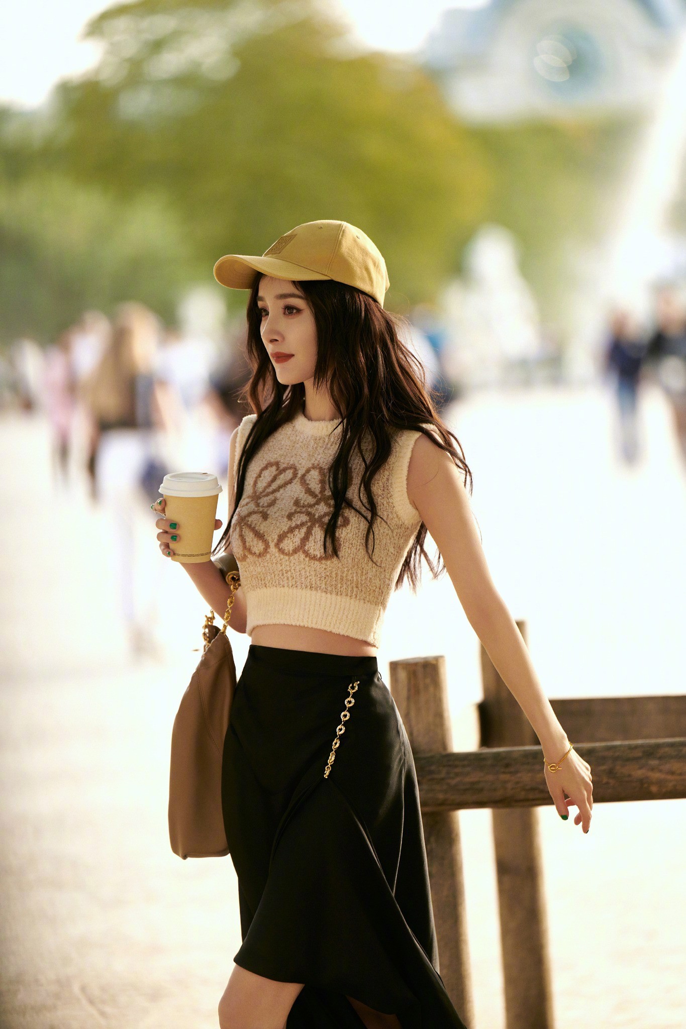 Dương Mịch khoe nhan sắc trẻ trung, xinh đẹp cùng phong cách thời trang đời thường thời thượng tại Paris