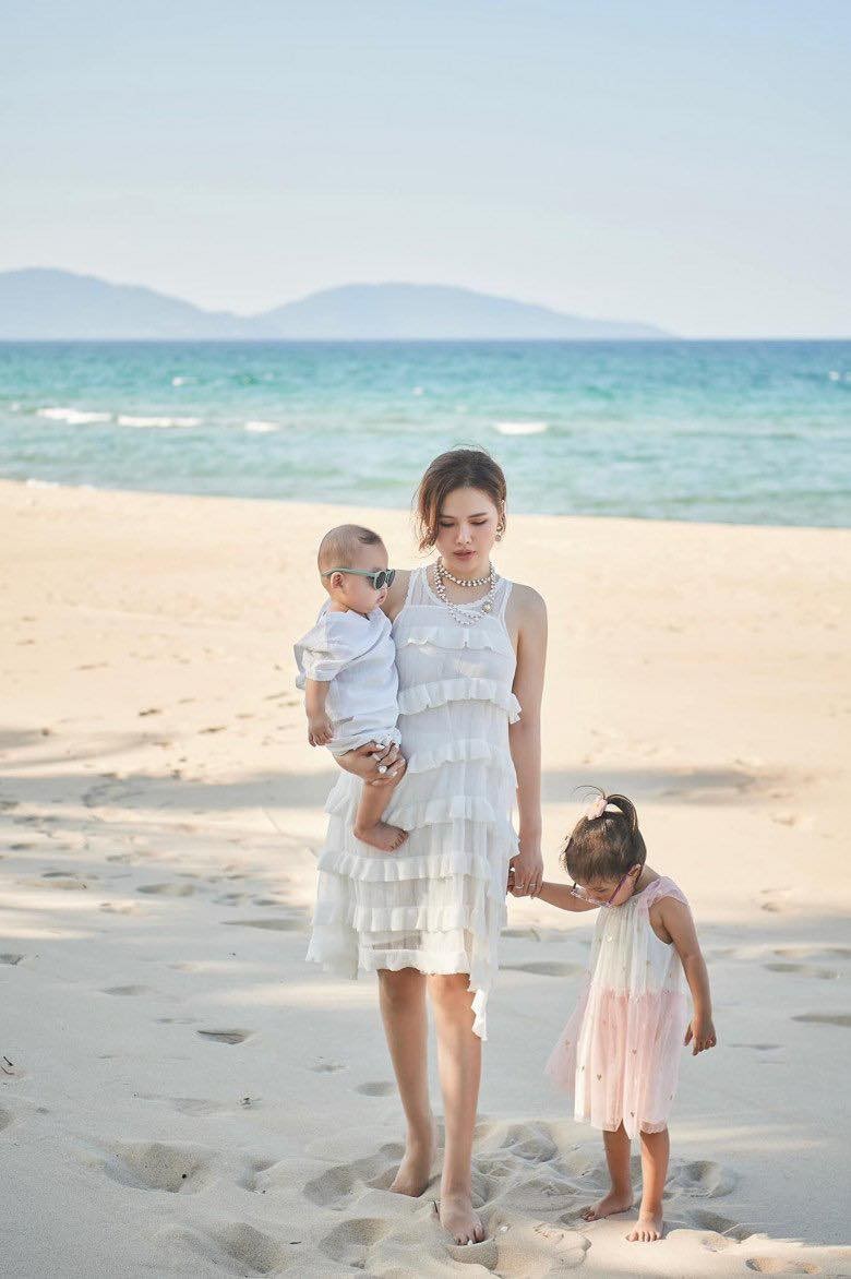 Phanh Lee thường xuyên chia sẻ hình ảnh với hai con trên trang cá nhân Phanh Lee thường xuyên chia sẻ hình ảnh với hai con trên trang cá nhân