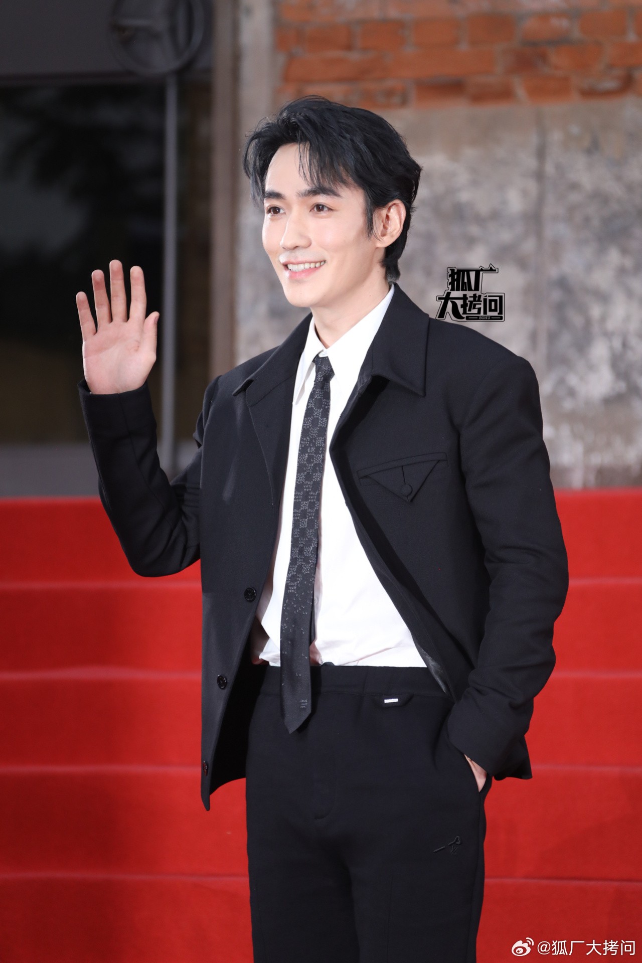 Ảnh chưa chỉnh sửa của Chu Nhất Long khi tham gia lễ khai mạc Liên Hoan Phim Quốc Tế PingYao Ngọa Hổ Tàng Long lần thứ 7