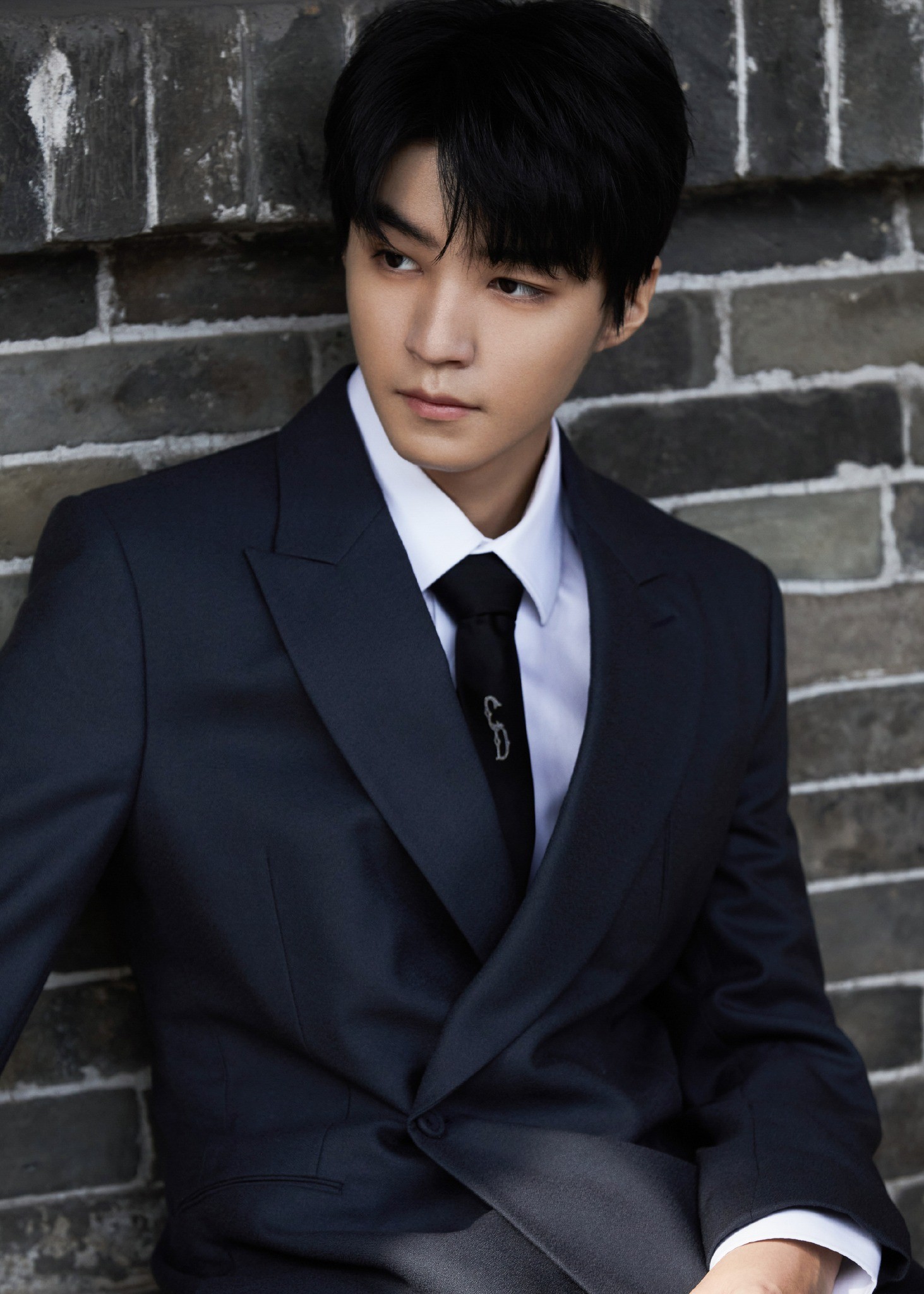 Vương Tuấn Khải lịch lãm với trang phục của thương hiệu Dior tham gia lễ khai mạc Liên Hoan Phim Quốc Tế PingYao Ngọa Hổ Tàng Long lần thứ 7 với tư cách là Cộng Tác Giám Tuyển của LHP