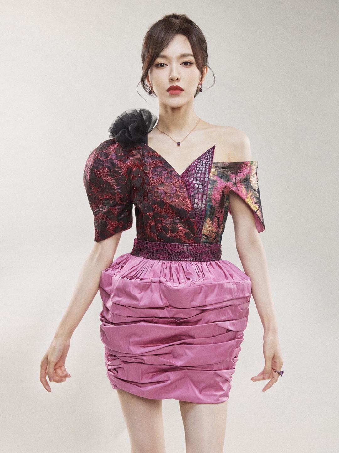 Đường Yên tung bộ ảnh mới công bố là thành viên cố định của show Vương Bài Đối Vương Bài mùa thứ 8. Nữ diễn viên diện trang phục HC Ronald van der Kemp Thu đông 2023.