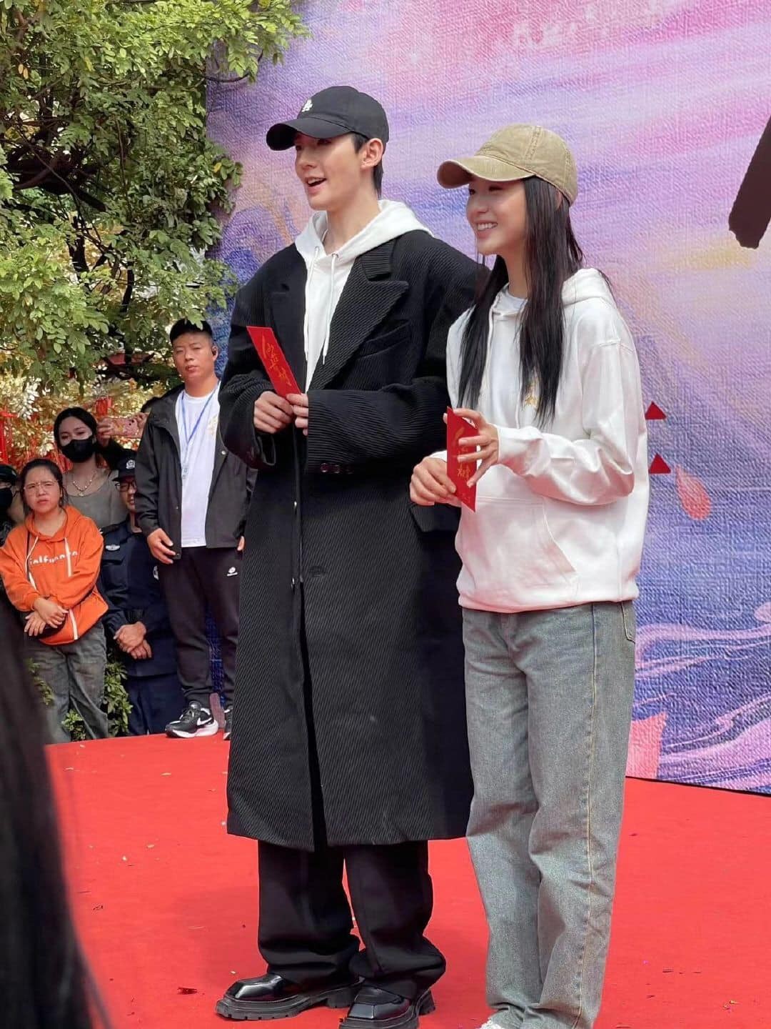 Đặng Vi và Hướng Hàm Chi trong ngày khai máy drama Tiên Đài Hữu Thụ.