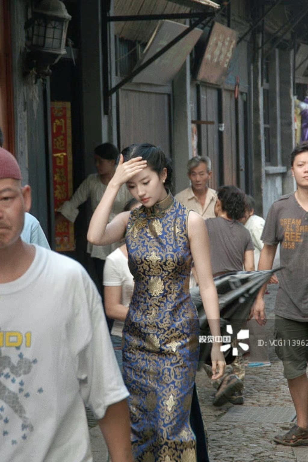 Netizen 'đào' lại hình ảnh Lưu Diệc Phi mặc sườn xám tại hậu trường quay video quảng bá du lịch