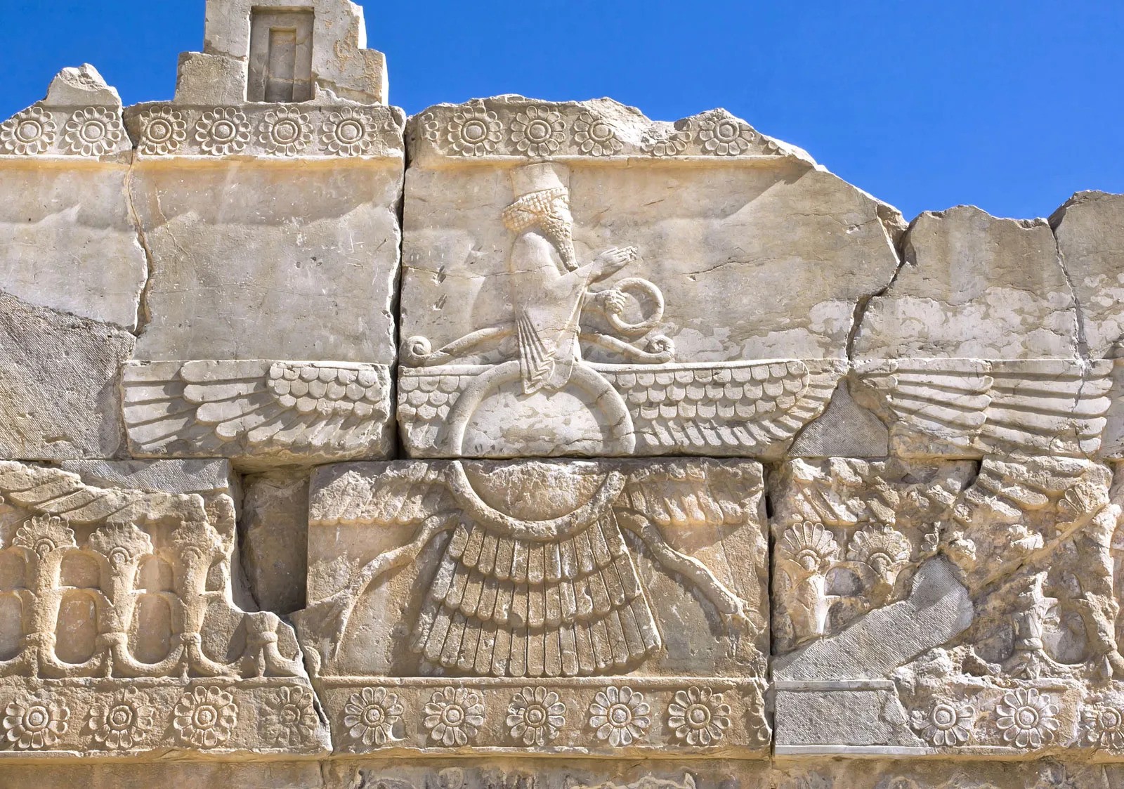 Ahura Mazda - bức phù điêu của vị thần Zoroastrian Ahura Mazda tại di tích cổ Persepolis ở Iran. Ảnh: Radiokukka-iStock/Getty Images