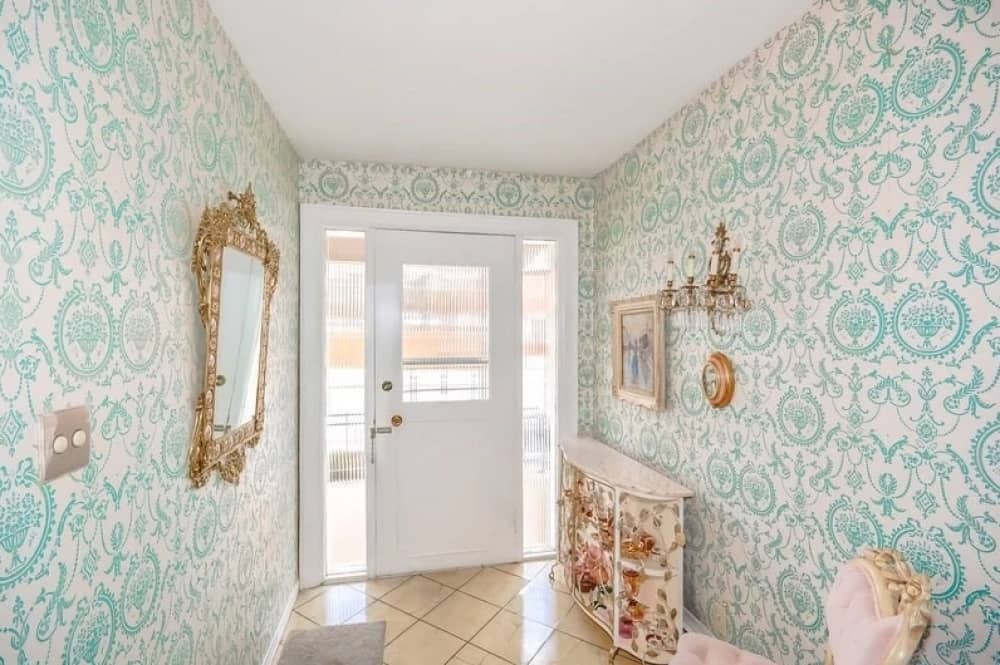 Từ sàn đến trần, ngôi nhà biệt lập hai tầng này được trang trí theo phong cách cổ điển hoàn hảo của những năm 1960.