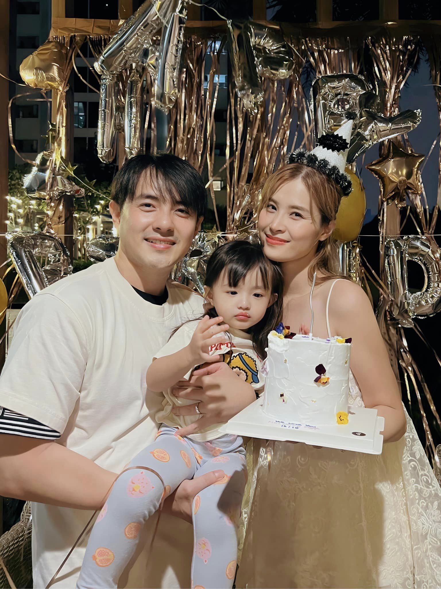 Vợ chồng Đông Nhi - Ông Cao Thắng cùng 'thế lực nhí' Winnie Vợ chồng Đông Nhi - Ông Cao Thắng cùng 'thế lực nhí' Winnie 