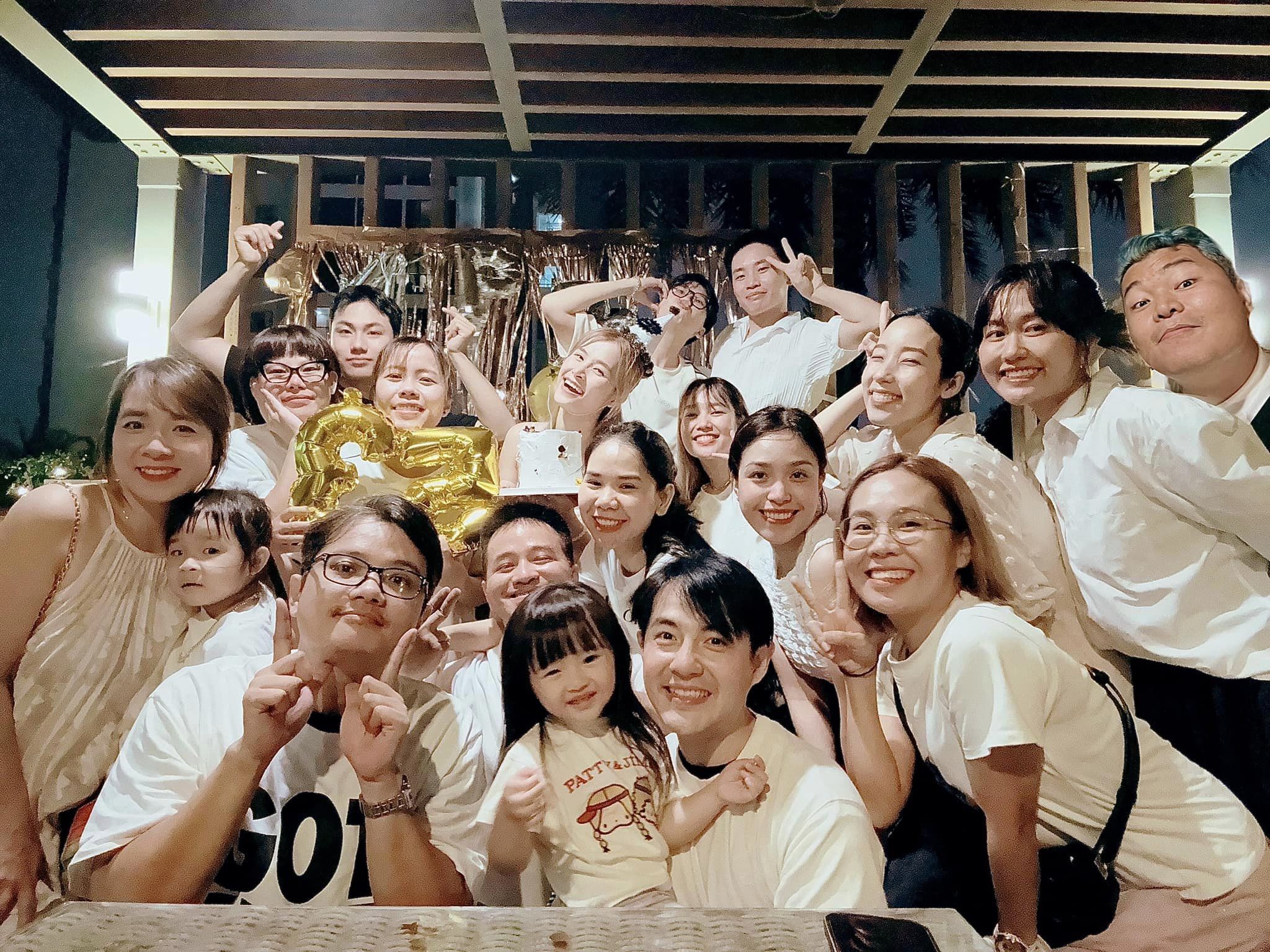 Bạn bè, người thân tổ chức sinh nhật bất ngờ cho Đông Nhi khiến cô vô cùng hạnh phúc. Bạn bè, người thân tổ chức sinh nhật bất ngờ cho Đông Nhi khiến cô vô cùng hạnh phúc.
