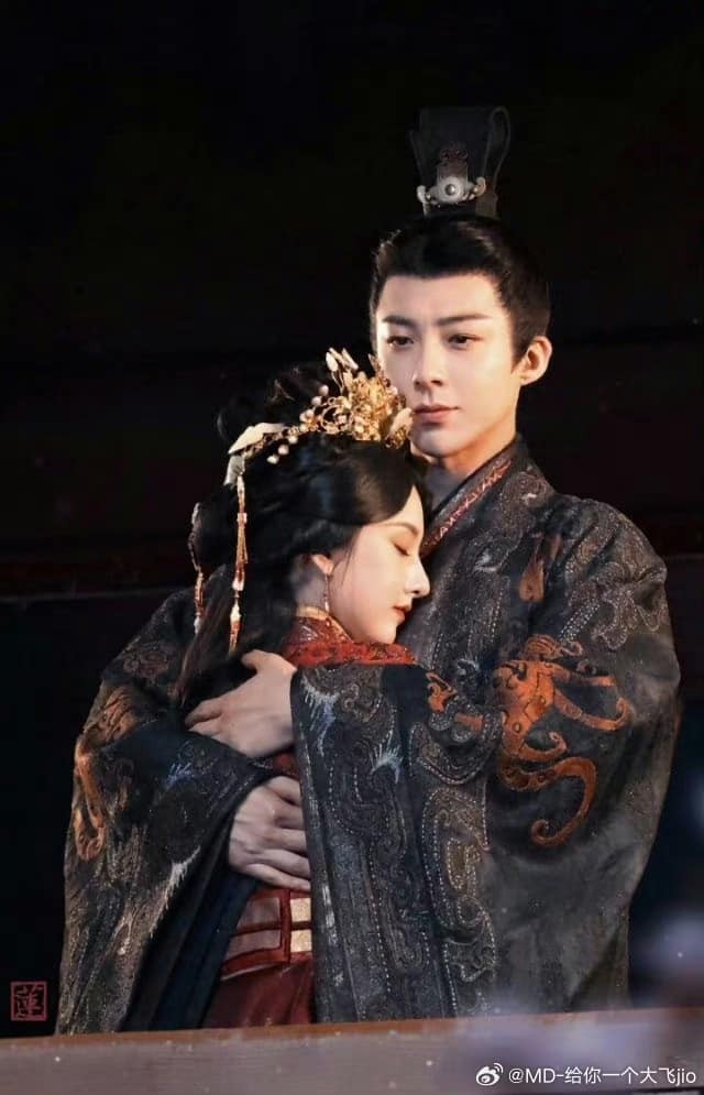 Trong buổi livestream mới đây, khi fan nhắc đến bộ phim 'Khom Lưng' do Lưu Vũ Ninh và Tống Tổ Nhi đảm nhiệm, Lưu Vũ Ninh đã lên tiếng kêu gọi fan không nhắc đến bộ phim nữa. Hàn động này của anh chàng khiến cư dân mạng cho rằng bộ phim sẽ vĩnh viễn bị 'đắp chiếu', không còn cơ hội lên sóng sau scandal trốn thuế của Tống Tổ Nhi