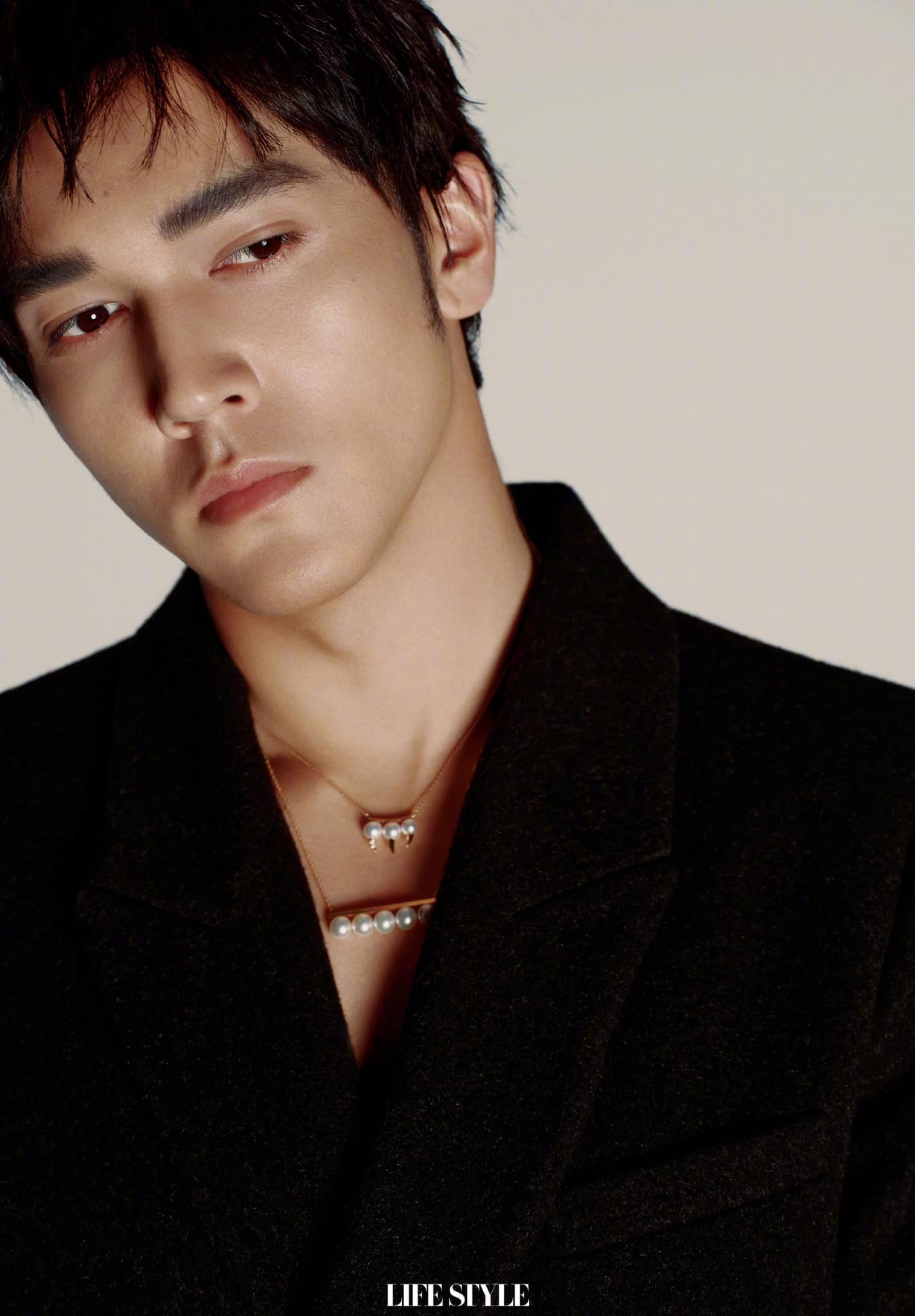 Nam diễn viên đang lên Trần Mục Trì bị phát hiện đã từng có vợ nhưng sau đó đã ly hôn. Nam diễn viên nhanh chóng lên thừa nhận thông tin này và cho biết anh và vợ cũ đã chia tau trong hoà bình, mong cộng đồng mạng không làm phiền cô. Cách đây không lâu, Trần Mục Trì bị nghi ngờ hẹn hò đàn chị 7 tuổi Trần Băng nhưng cả hai không lên tiếng.