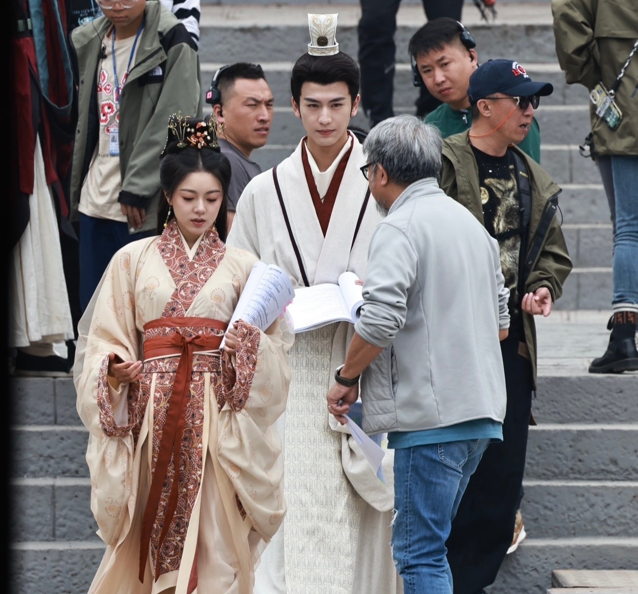 Triệu Kim Mạch và Trương Lăng Hách chung khung hình trên phim trường 'Độ Hoa Niên' (nguyên tác: 'Trưởng Công Chúa')