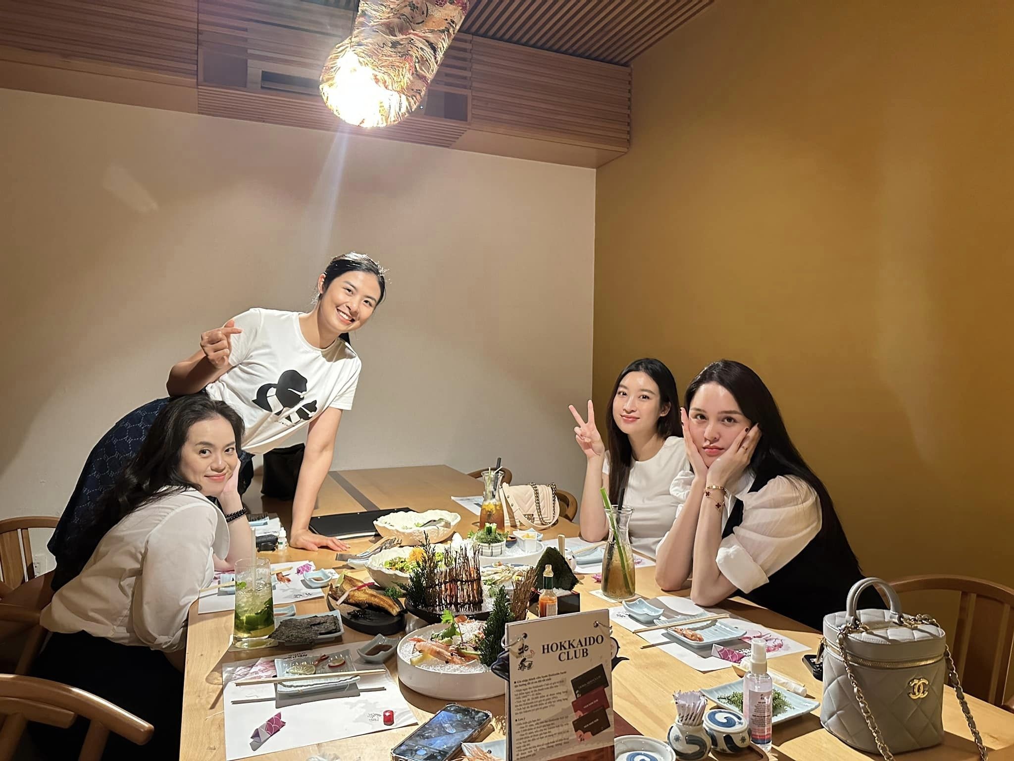 Nàng hậu dành thời gian hội ngộ với những người bạn bè thân thiết.