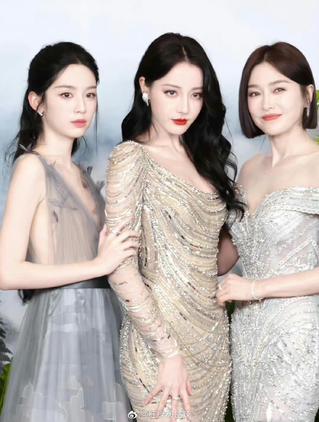 Gấp 3 visual: Ảnh chung khung hình của Châu Dã, Địch Lệ Nhiệt Ba và Tần Lam trong sự kiện Swisse