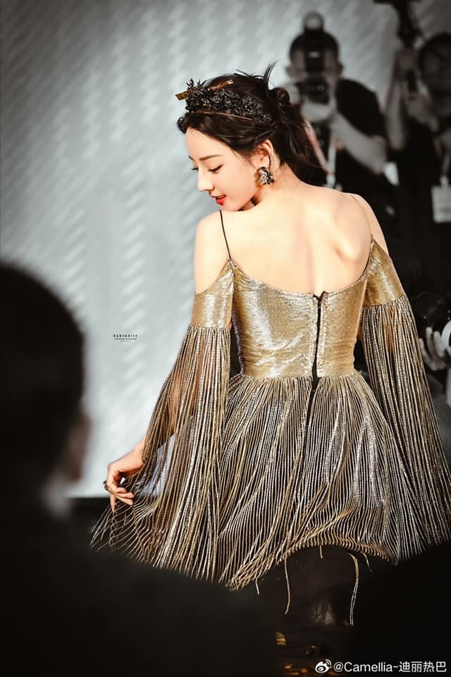 Tạo hình mới của Địch Lệ Nhiệt Ba trong trang phục của Georges Hobeika và trang sức MOH nhận được cơn mưa lời khen