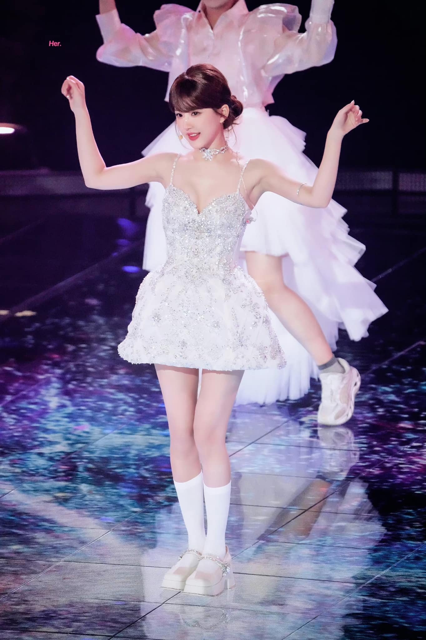 Triệu Lộ Tư khiến dân tình xuýt xoa với visual xinh như búp bê