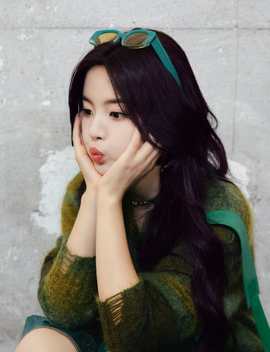 Dương Siêu Việt gây tranh cãi vì thái độ với fan. Gần đây, nữ diễn viên làm một bộ móng mới màu tím và khoe lên MXH. Có một fan comment rằng liệu màu này có tím quá không, nữ diễn viếp rep lại comment: 'Cũng có phải làm trên tay cậu đâu'. Phản ứng của Dương Siêu Việt bị cho là quá gay gắt, nhiều blogger trích dẫn đoạn hội thoại trên và cho rằng cô nàng có EQ thấp. Sau đó vài tiếng, Dương Siêu Việt đã quay lại dỗ dành bạn fan này và khẳng định mình không hề gay gắt.