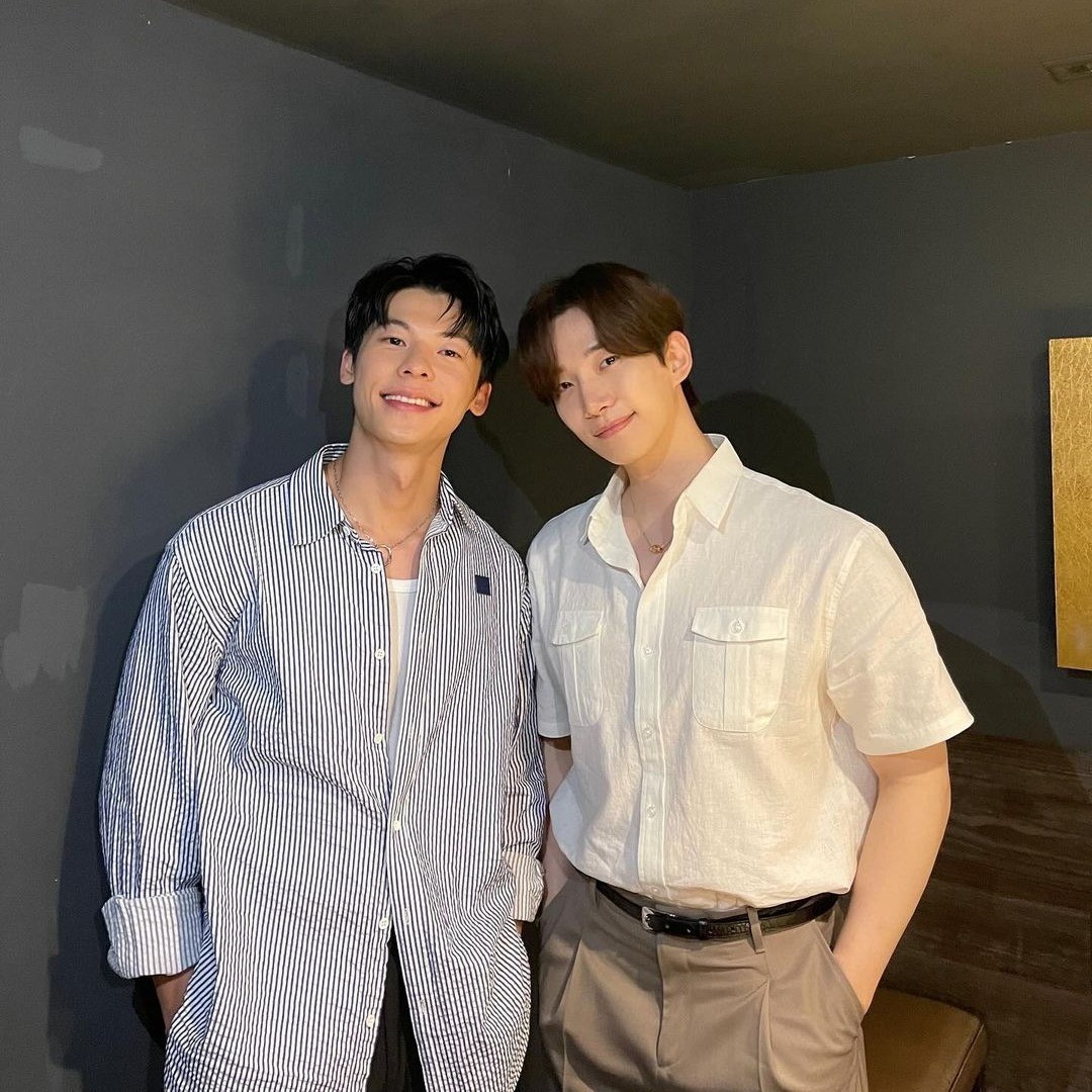 Hai 'chồng quốc dân' Hứa Quang Hán và Lee Junho chung khung hình. Hứa Quang Hán đã gửi lẵng hoa chúc mừng cho Lee Junho nhân dịp anh qua Đài Bắc tổ chức fanmeeting.