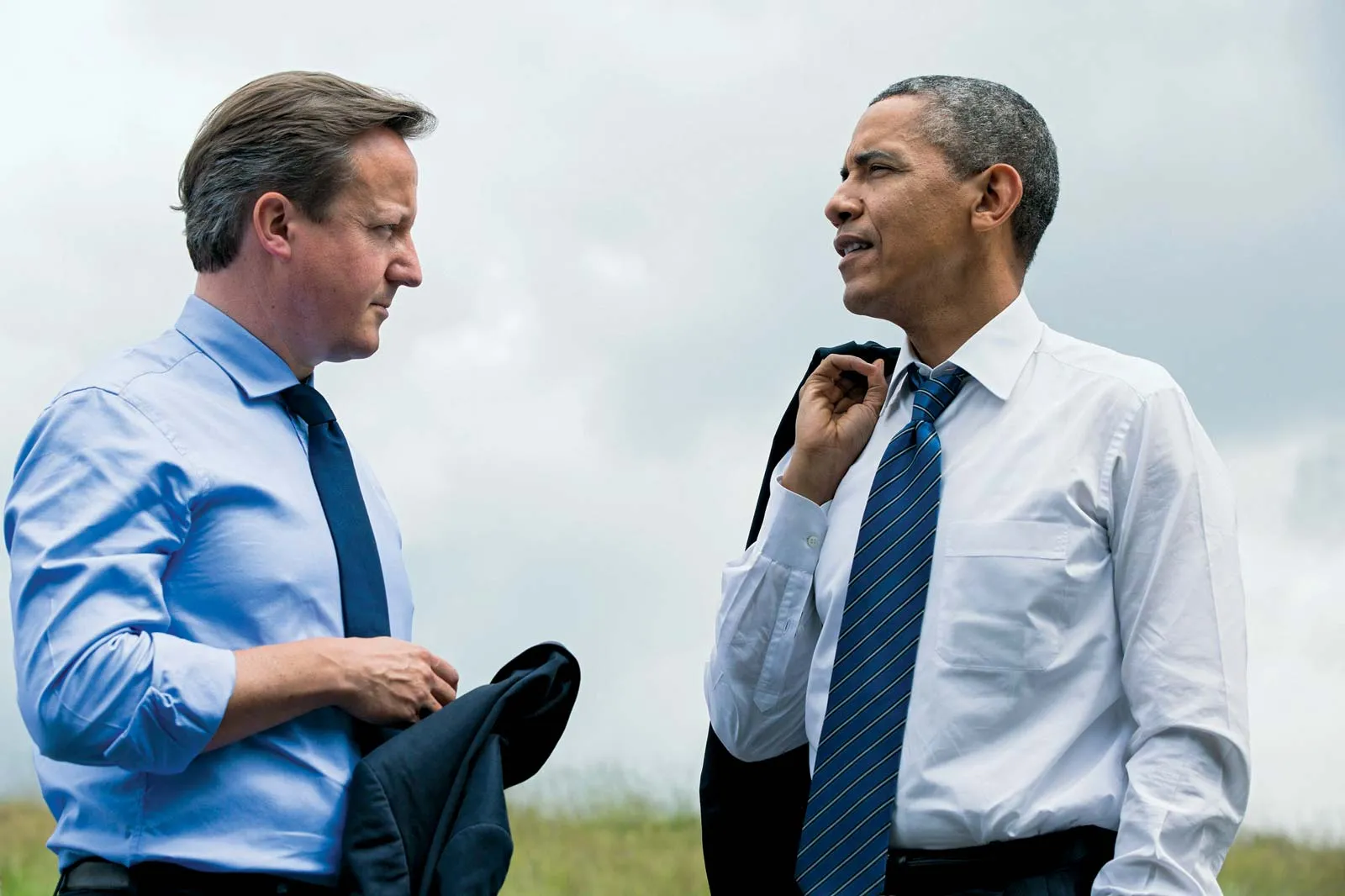 Tổng thống Barack Obama và Thủ tướng Anh David Cameron nói chuyện trong Hội nghị thượng đỉnh G8 tại Khu nghỉ dưỡng Lough Erne ở Enniskillen, Bắc Ireland, ngày 17 tháng 6 năm 2013 - Ảnh chính thức của Nhà Trắng Tổng thống Barack Obama và Thủ tướng Anh David Cameron nói chuyện trong Hội nghị thượng đỉnh G8 tại Khu nghỉ dưỡng Lough Erne ở Enniskillen, Bắc Ireland, ngày 17 tháng 6 năm 2013 - Ảnh chính thức của Nhà Trắng