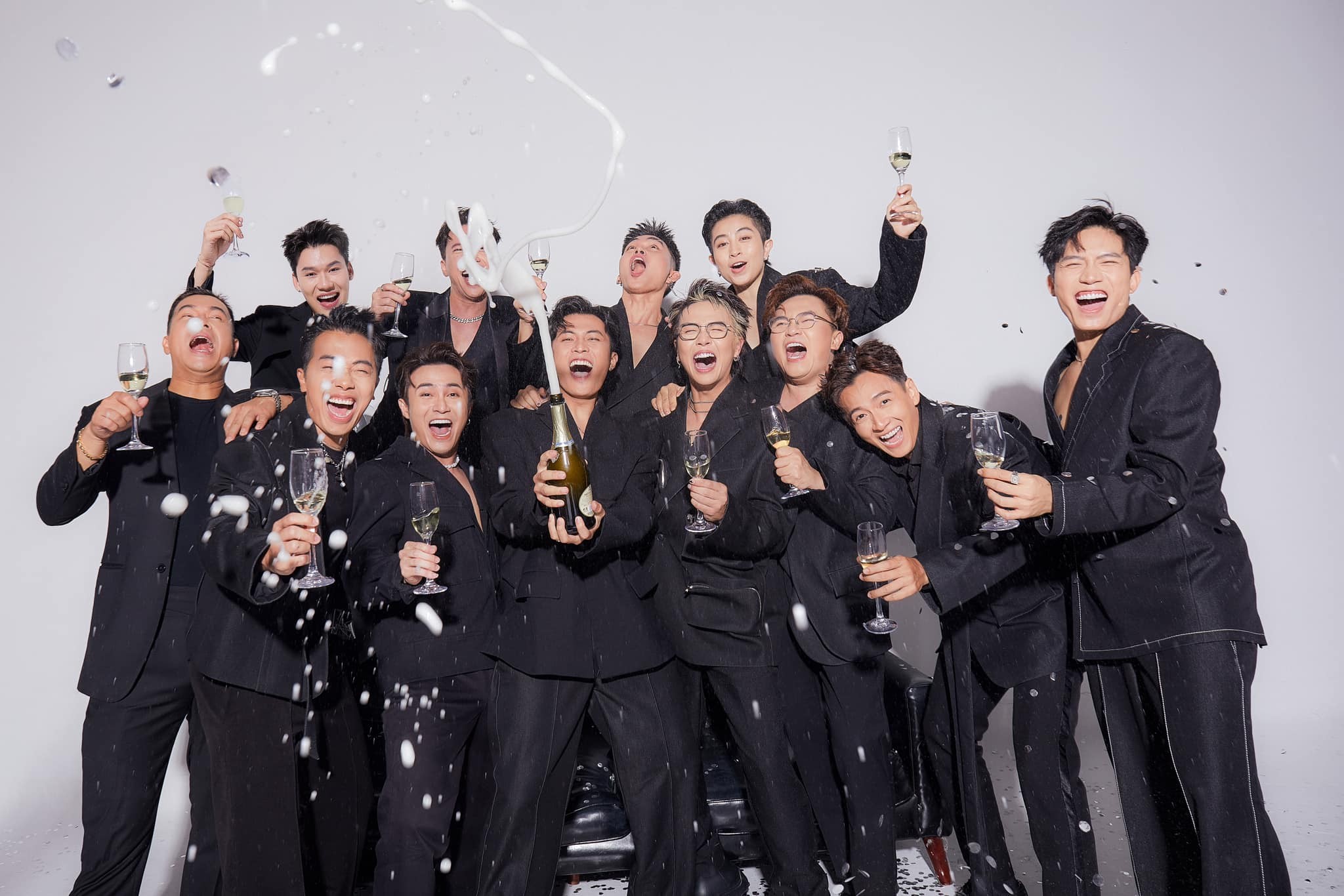 Trọn bộ ảnh trước ngày cưới của Puka - Gin Tuấn Kiệt: Chú rể ôm vợ sát rạt, Hoà Minzy - Khánh Vân và dàn sao hội tụ - Ảnh 4