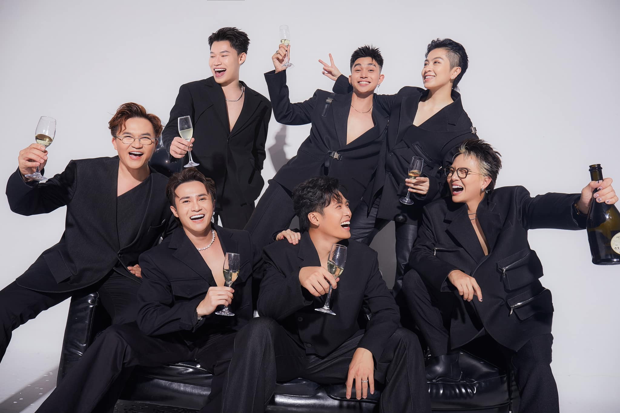 Khung ảnh 'gấp n' visual của chú rể Gin Tuấn Kiệt bên hội bạn khiến dân tình phát sốt