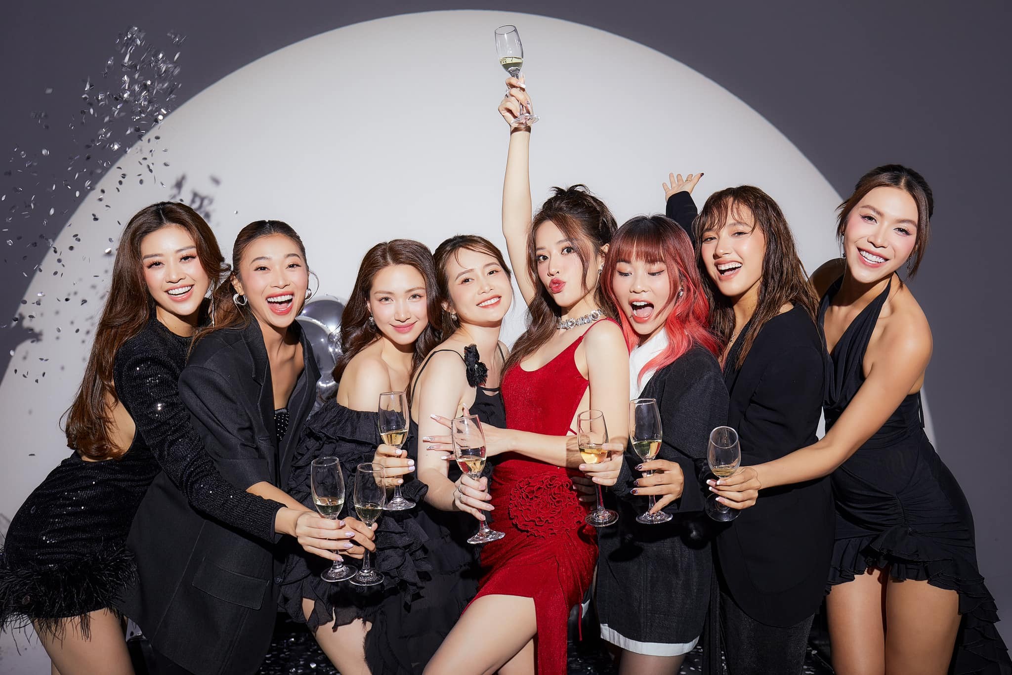 Trọn bộ ảnh trước ngày cưới của Puka - Gin Tuấn Kiệt: Chú rể ôm vợ sát rạt, Hoà Minzy - Khánh Vân và dàn sao hội tụ - Ảnh 3